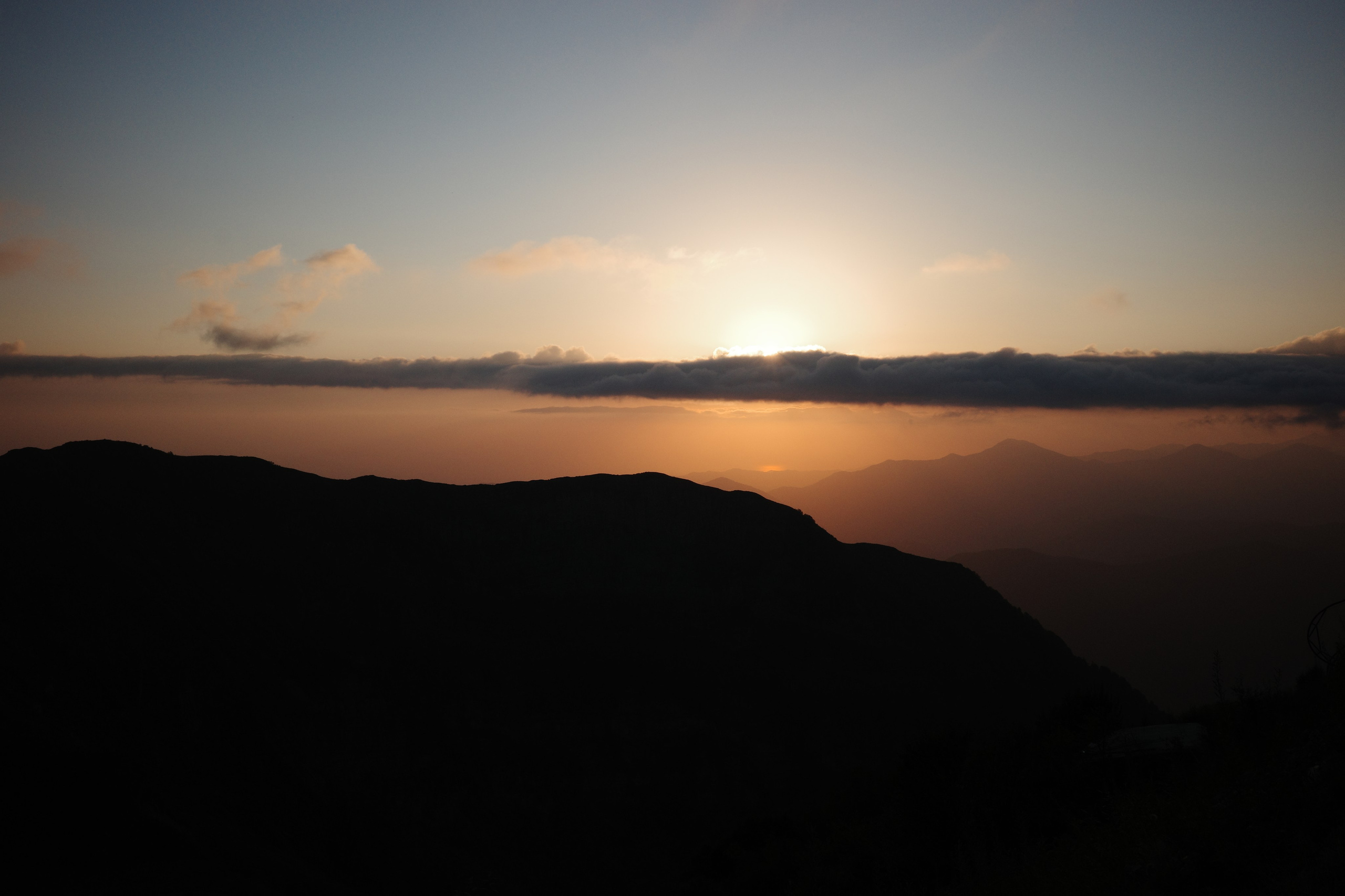 Настал долгожданный момент, когда солнце уходит за края гор.