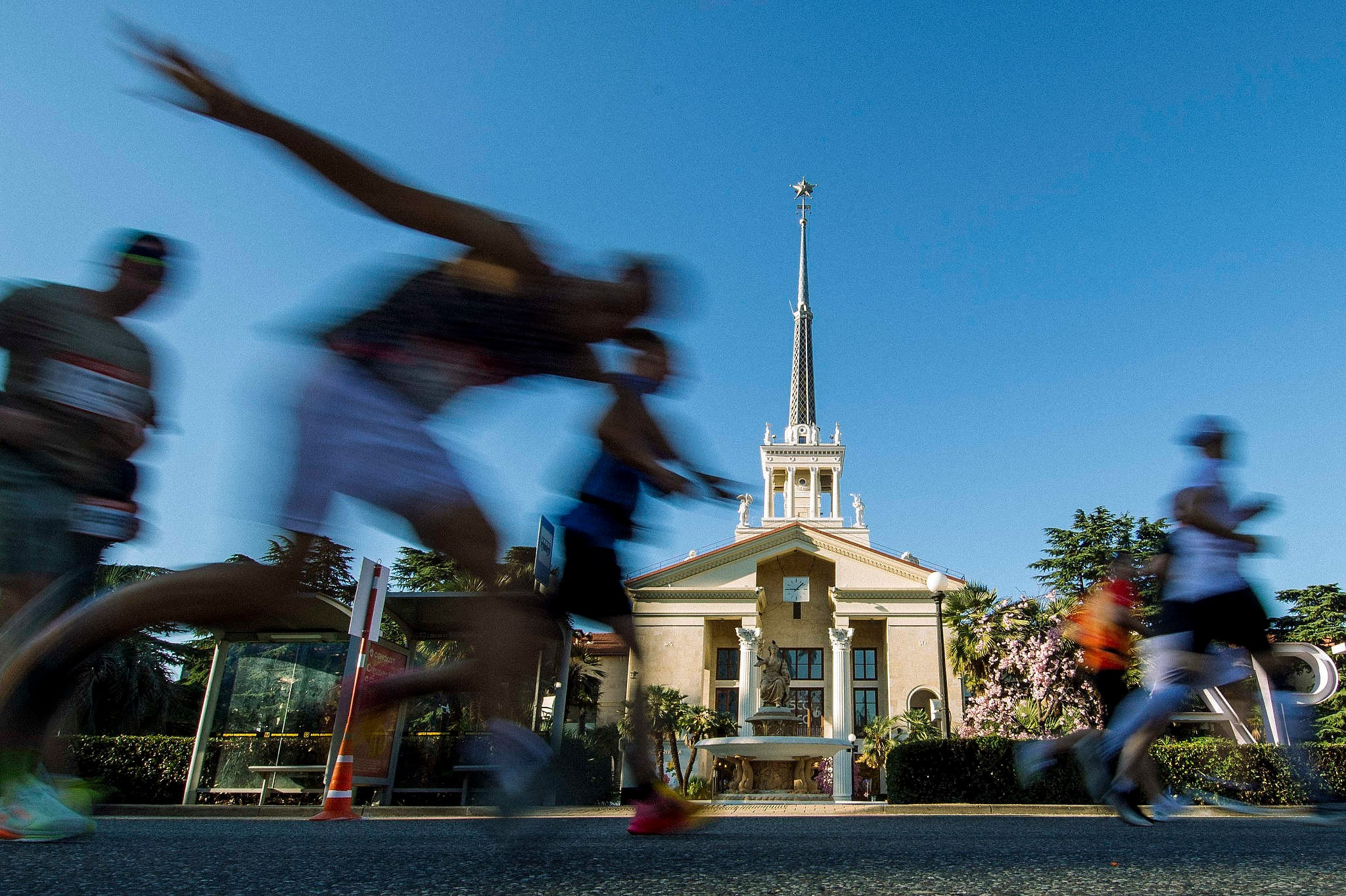 Забег Совкомбанк Сочи Марафон 2025 напротив Морского вокзала в Сочи