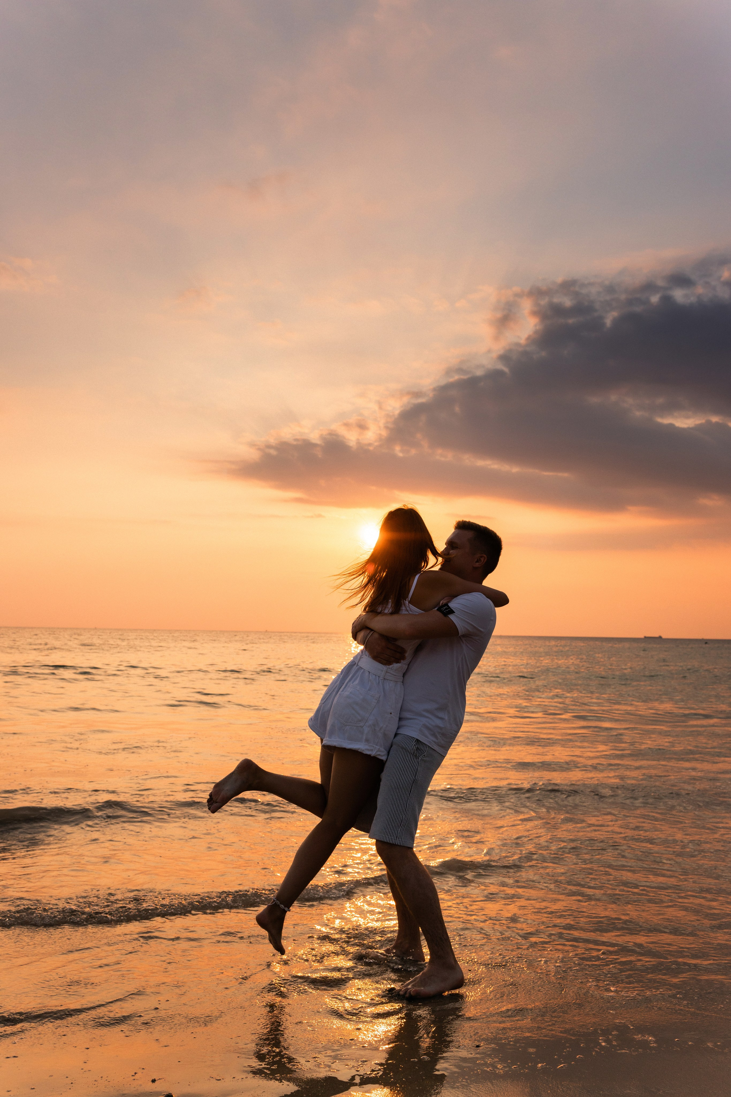 Love Story на Пхукете: фотосессия для пары на пляже Карон. Фотограф на Пхукете в Таиланде