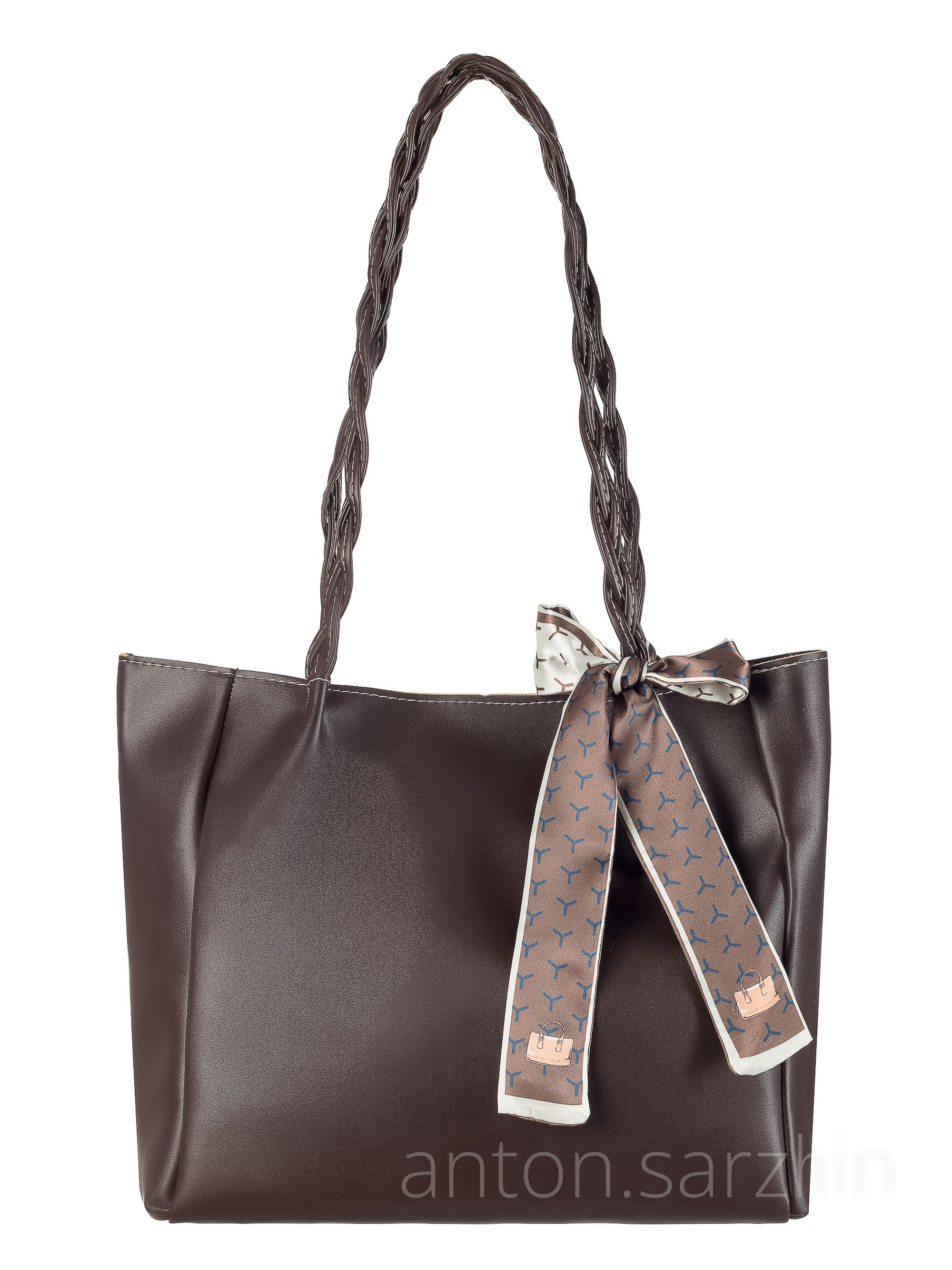 Предметная съемка женской сумки на белом фоне