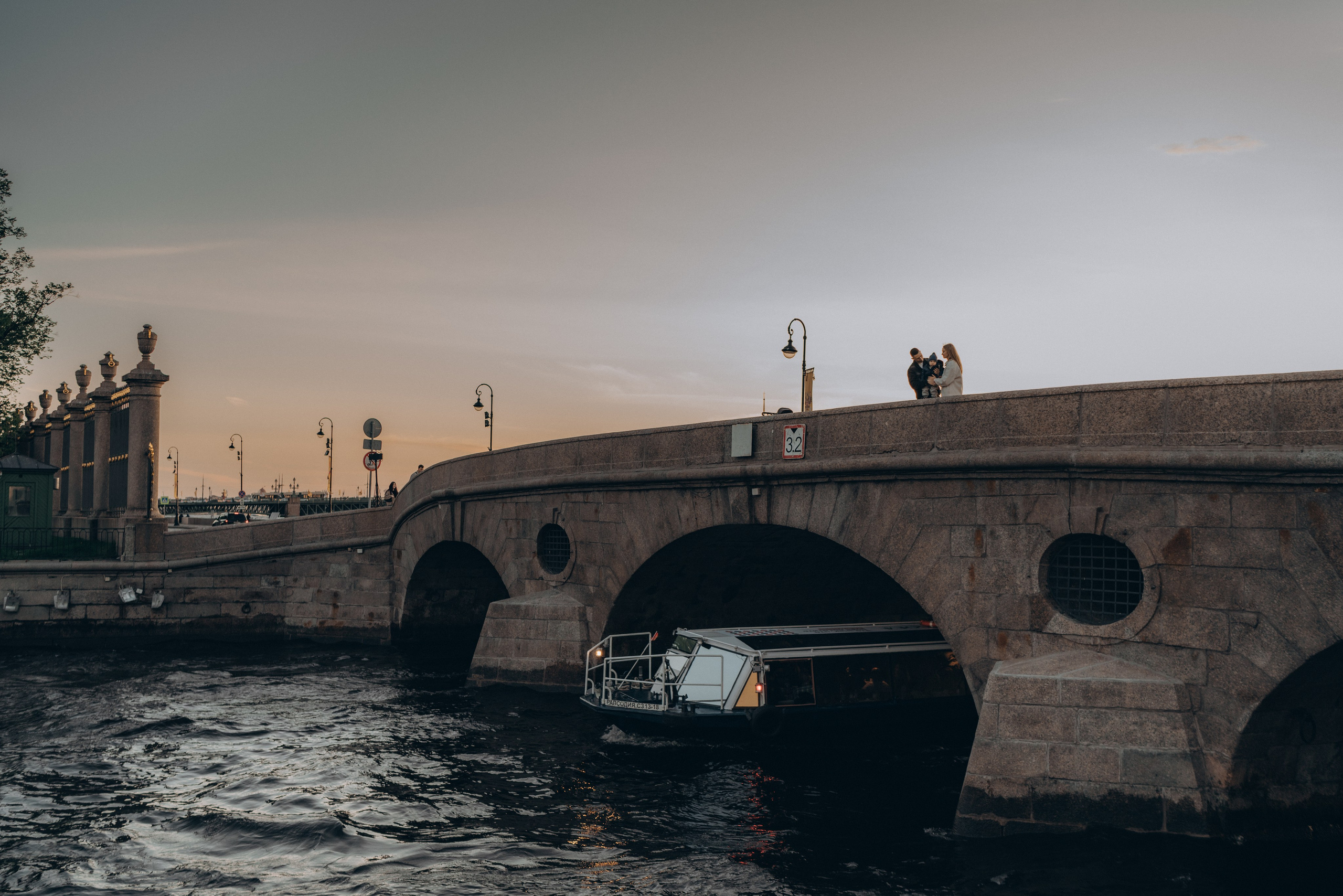 Семейная фотосессия в центре Санкт-Петербурга на набережной у реки