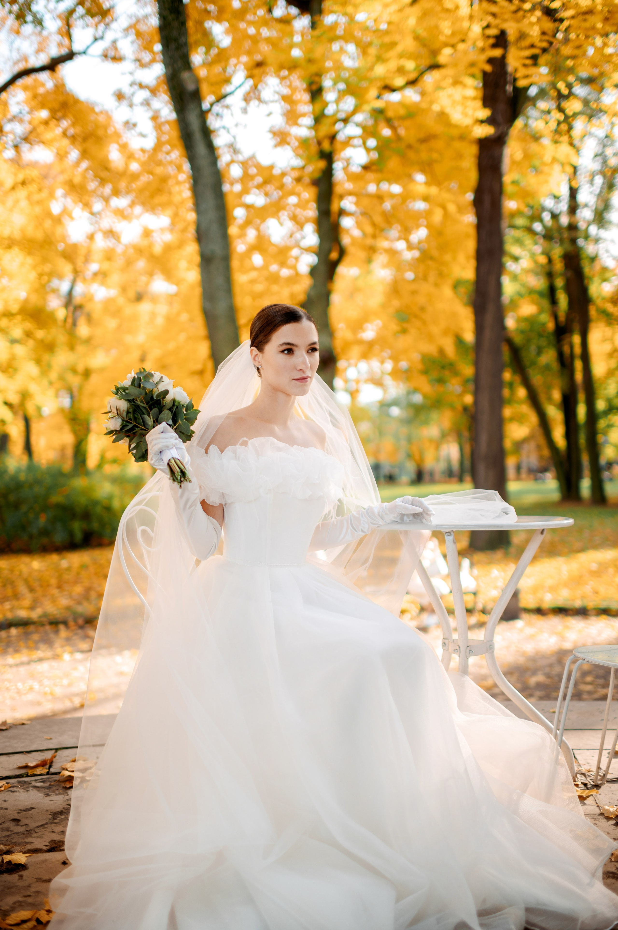 Осенняя великолепная свадебная прогулка жениха и невесты в октябре в Санкт-Петербурге в Михайловском парке и у Атлантов на Миллионной улице. Портретный, семейный и свадебный фотограф в Санкт-Петербурге и в Пушкине Ширяев Денис