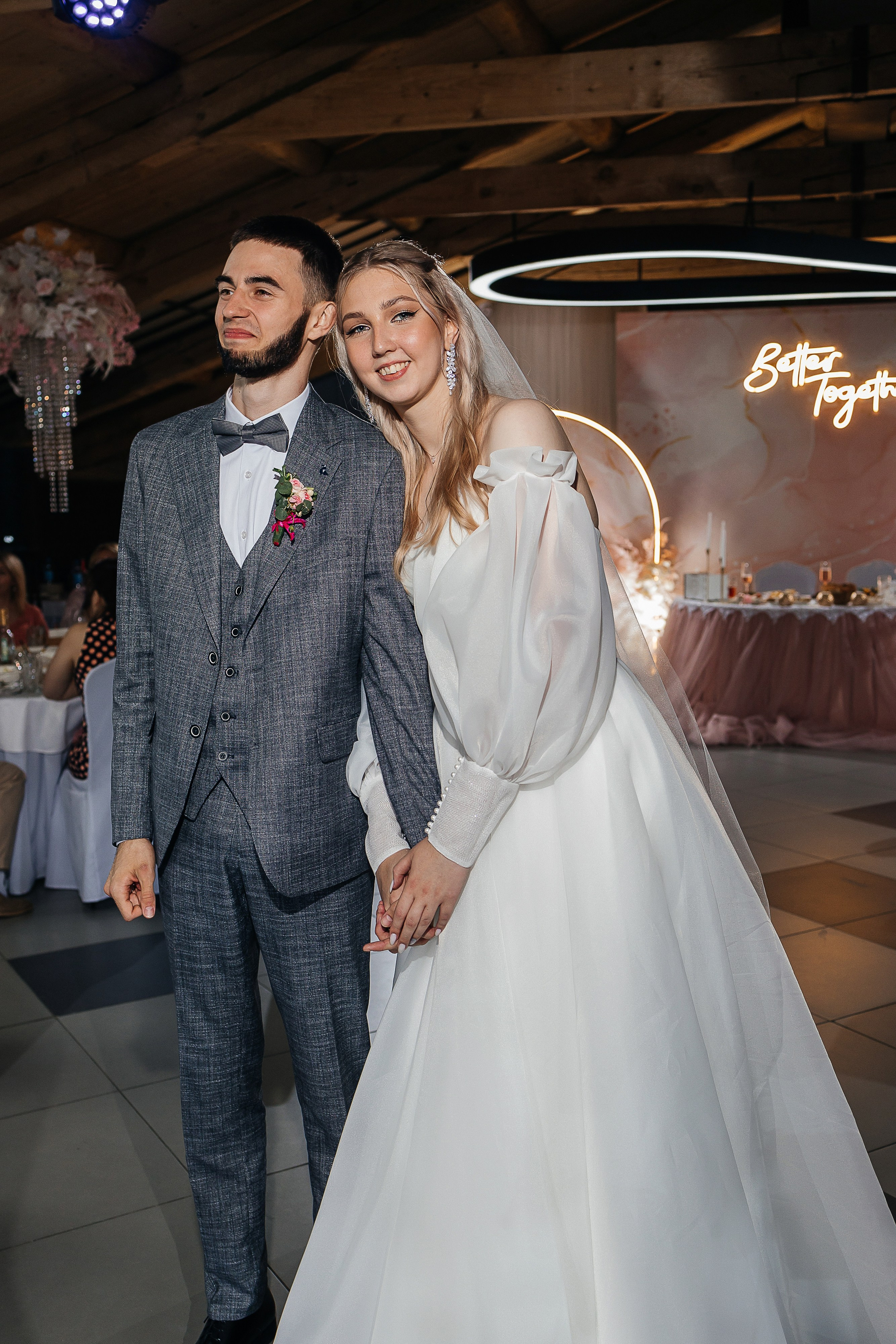 Чувственная первая встреча пары в отеле. Олег Сверчков | Свадебный фотограф Вологда