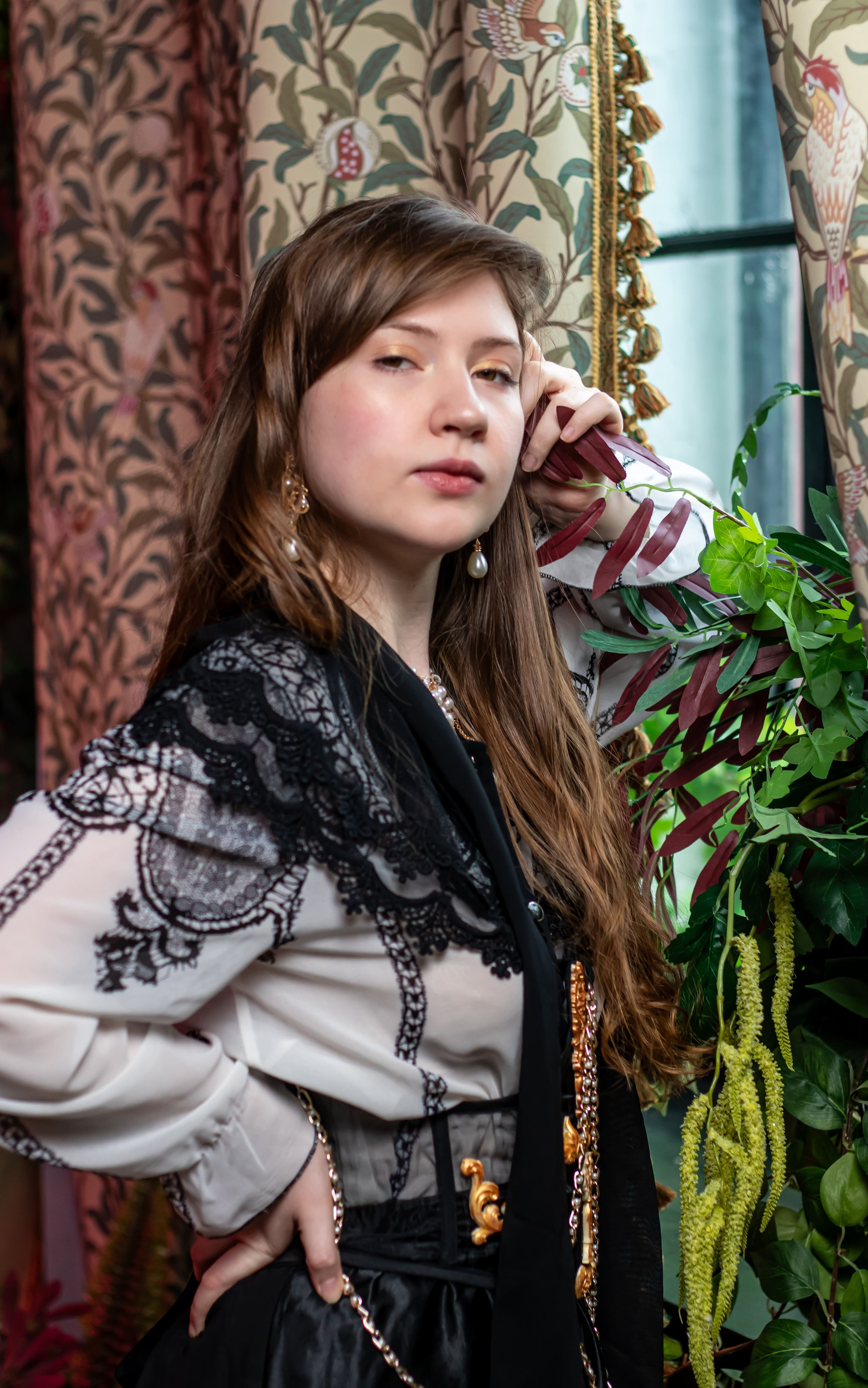 Женский портрет в стиле Ренессанс, спокойный взгляд, художественная фотосессия, фотограф Карасёва Елена