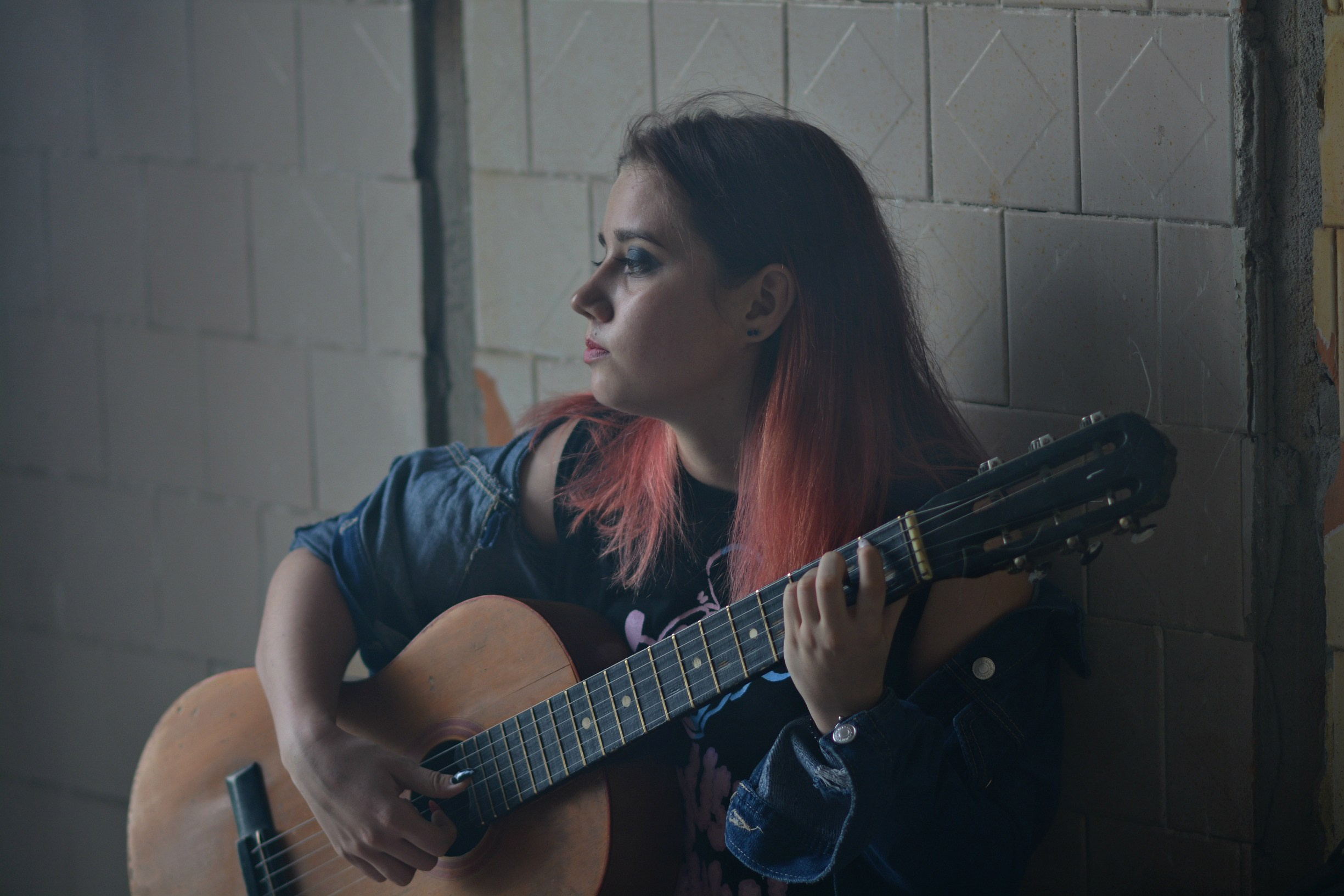Портретная съемка девушки с гитарой на фоне заброшенного дома