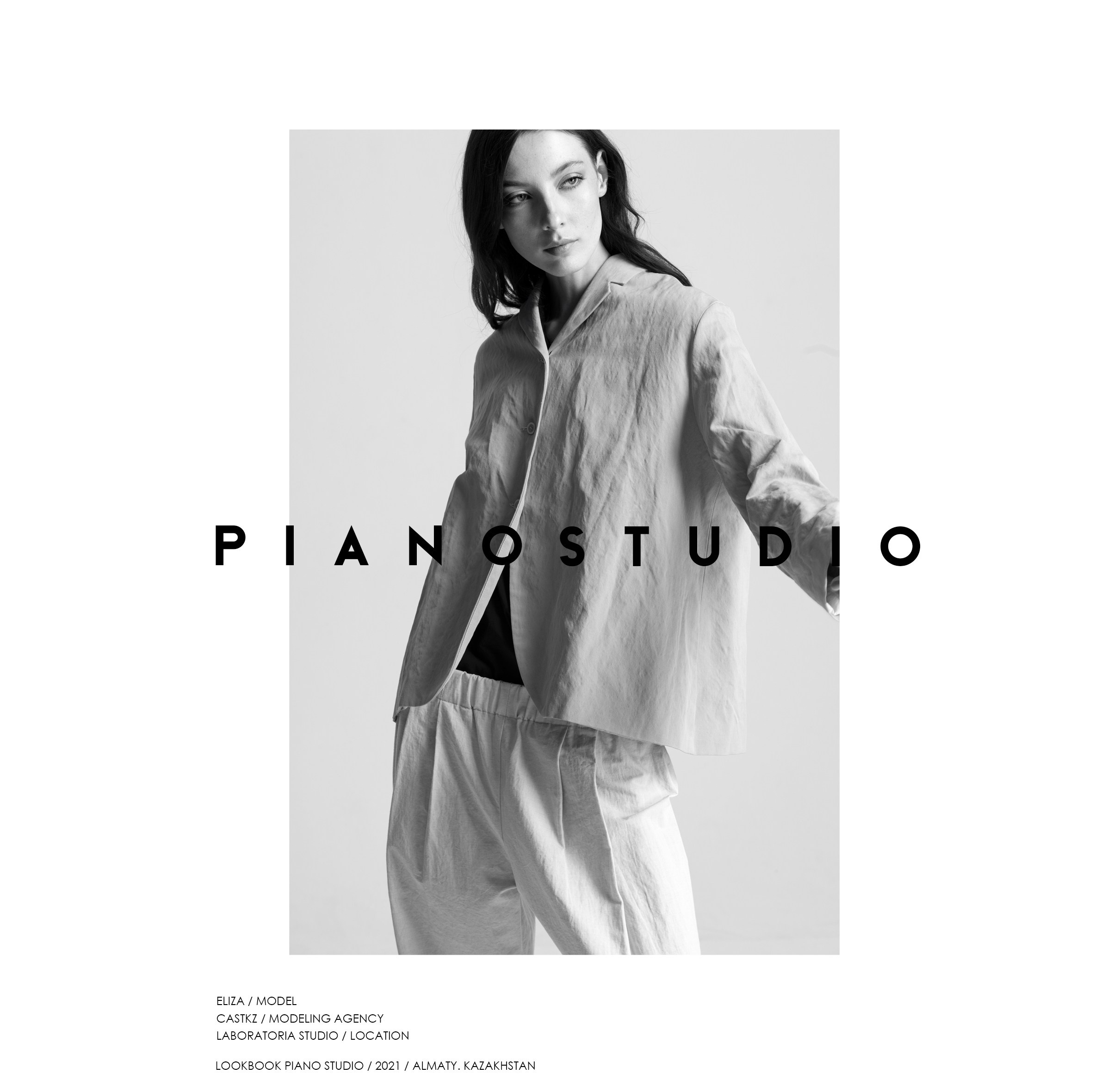Студийная фотосъёмка коллекции Piano Studio — женская рубашка оверсайз, портрет в чёрно-белом стиле, Алматы, Казахстан.