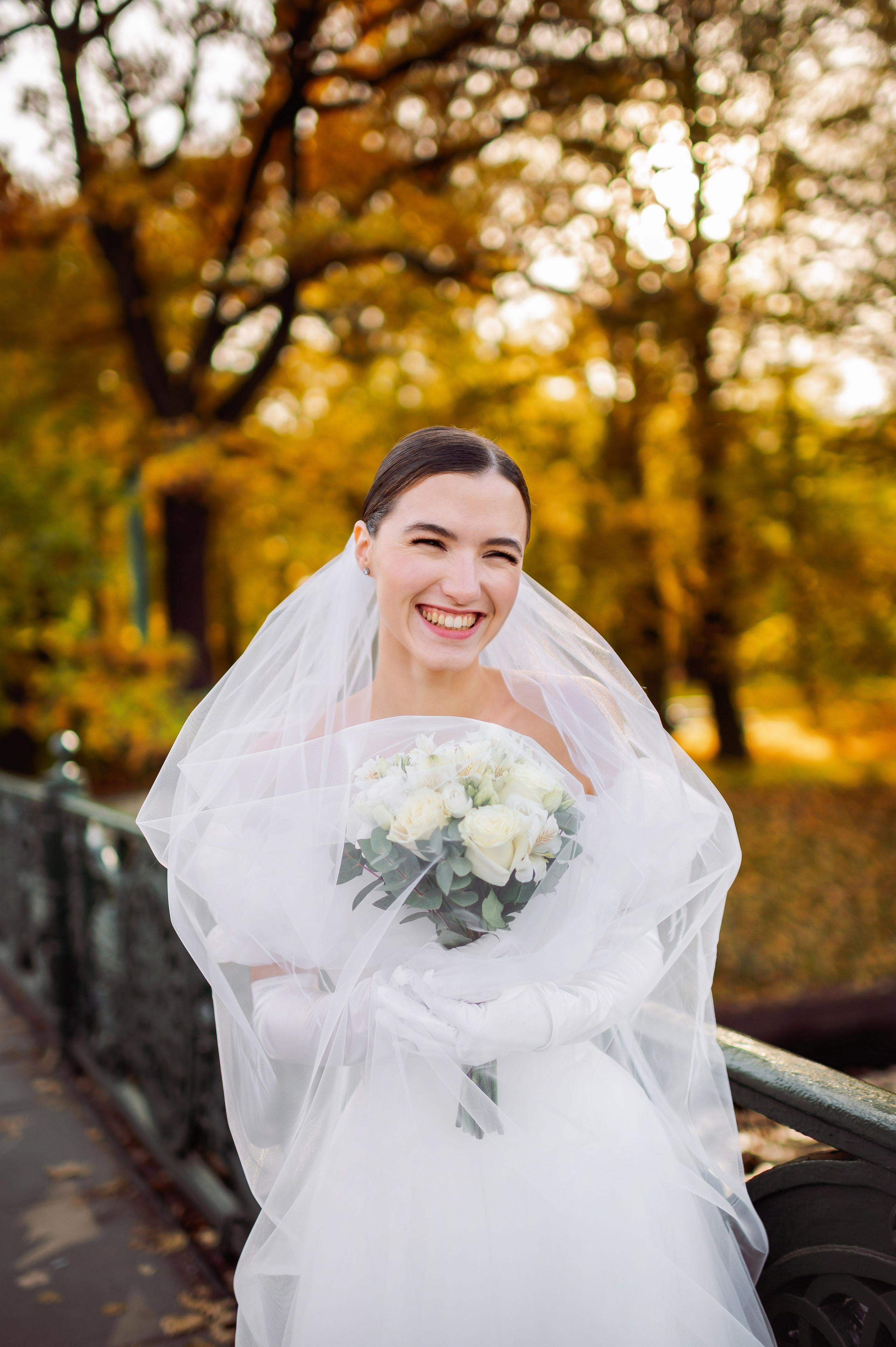 Осенняя великолепная свадебная прогулка жениха и невесты в октябре в Санкт-Петербурге в Михайловском парке и у Атлантов на Миллионной улице. Портретный, семейный и свадебный фотограф в Санкт-Петербурге и в Пушкине Ширяев Денис