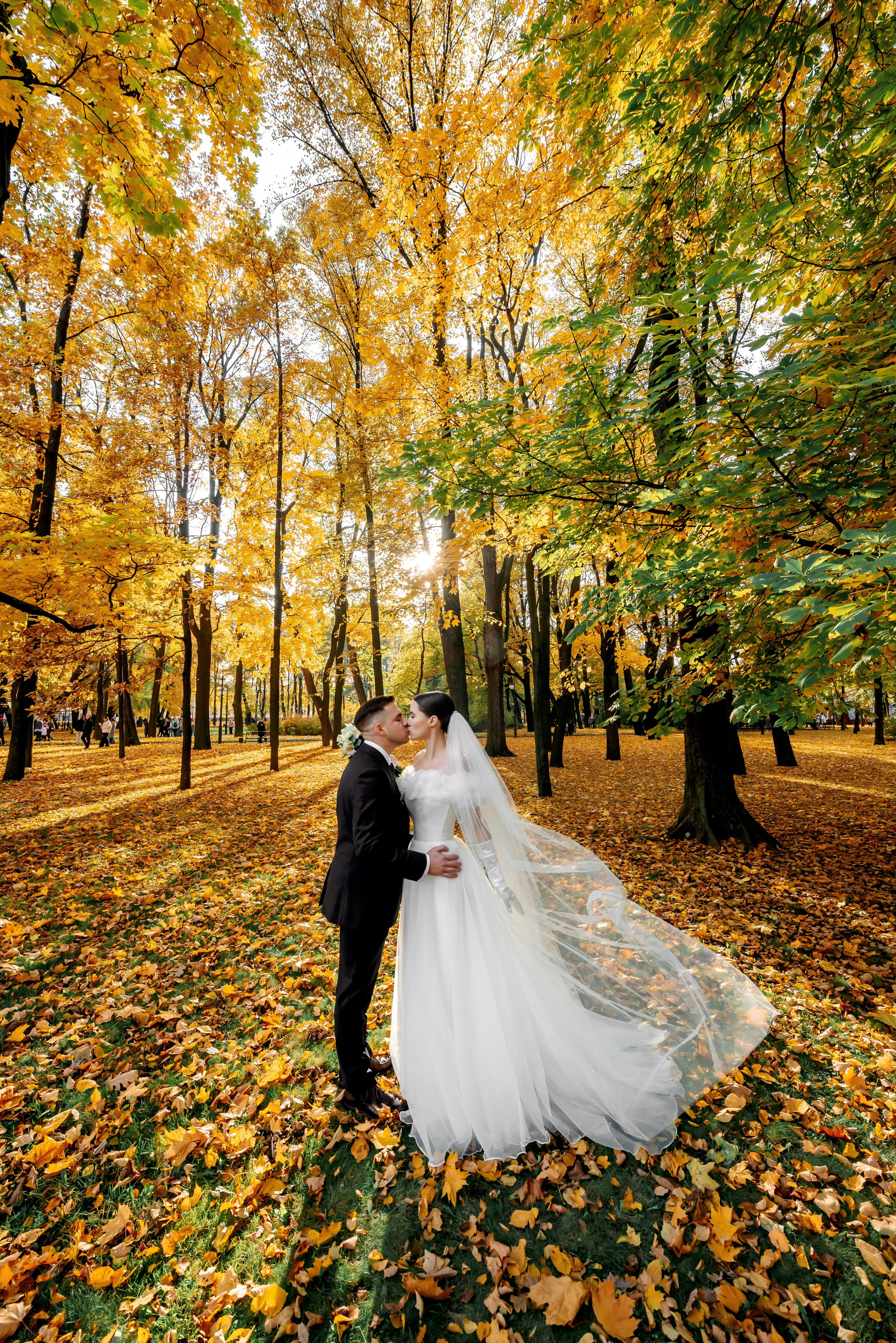 Осенняя великолепная свадебная прогулка жениха и невесты в октябре в Санкт-Петербурге в Михайловском парке и у Атлантов на Миллионной улице. Портретный, семейный и свадебный фотограф в Санкт-Петербурге и в Пушкине Ширяев Денис