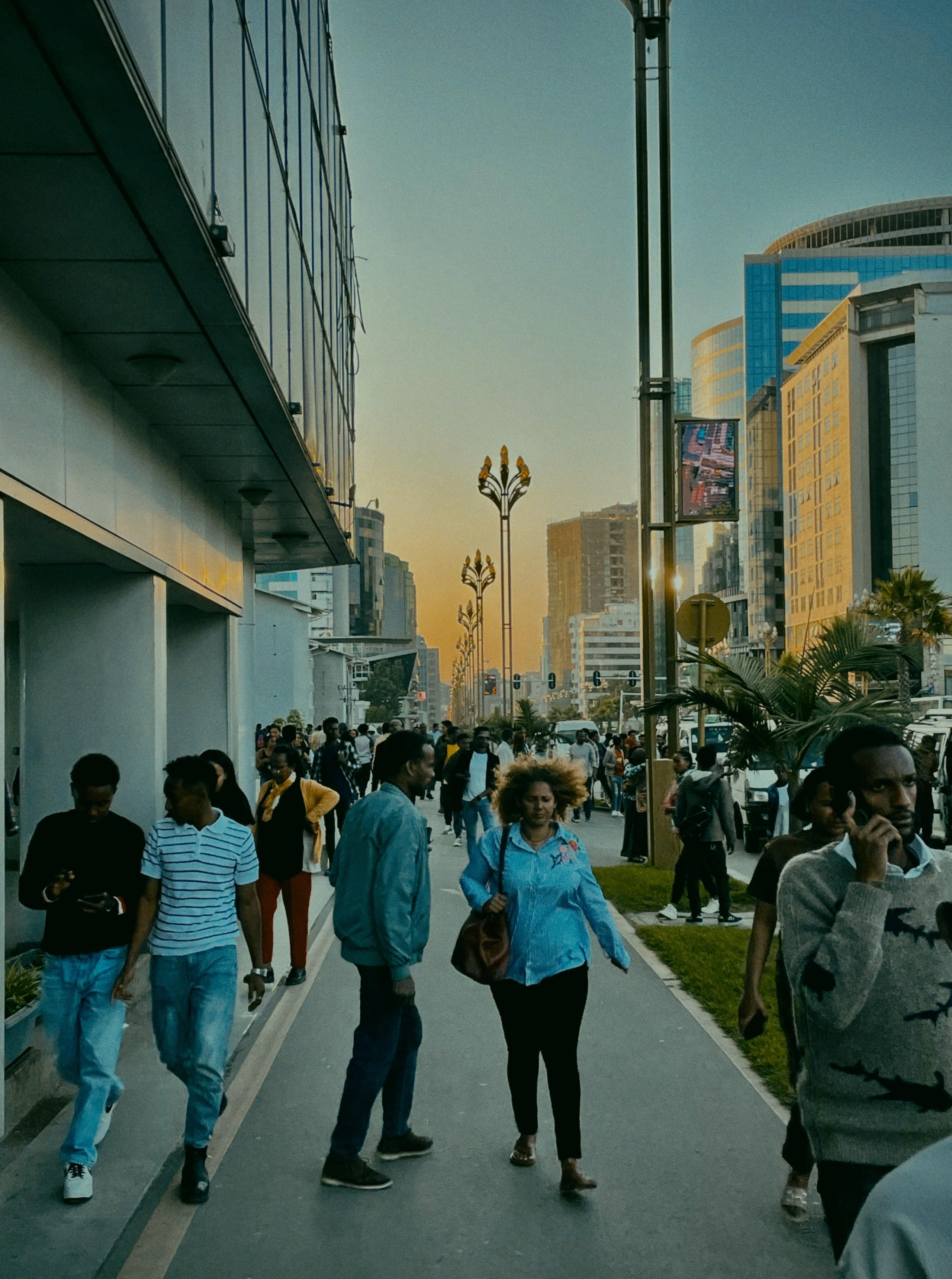 Местные жители гуляют по городу Аддис Абеба