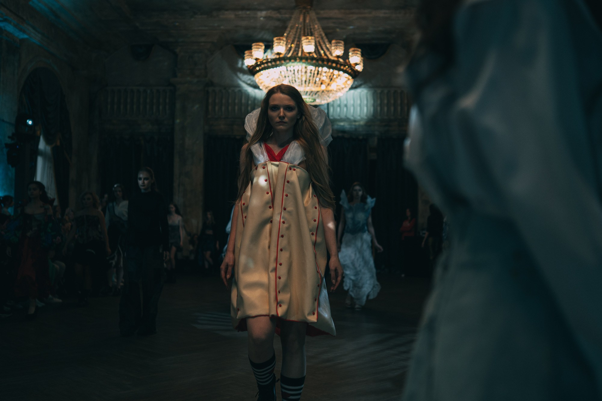 Портрет девушки идущей на модельном показе на подиуме