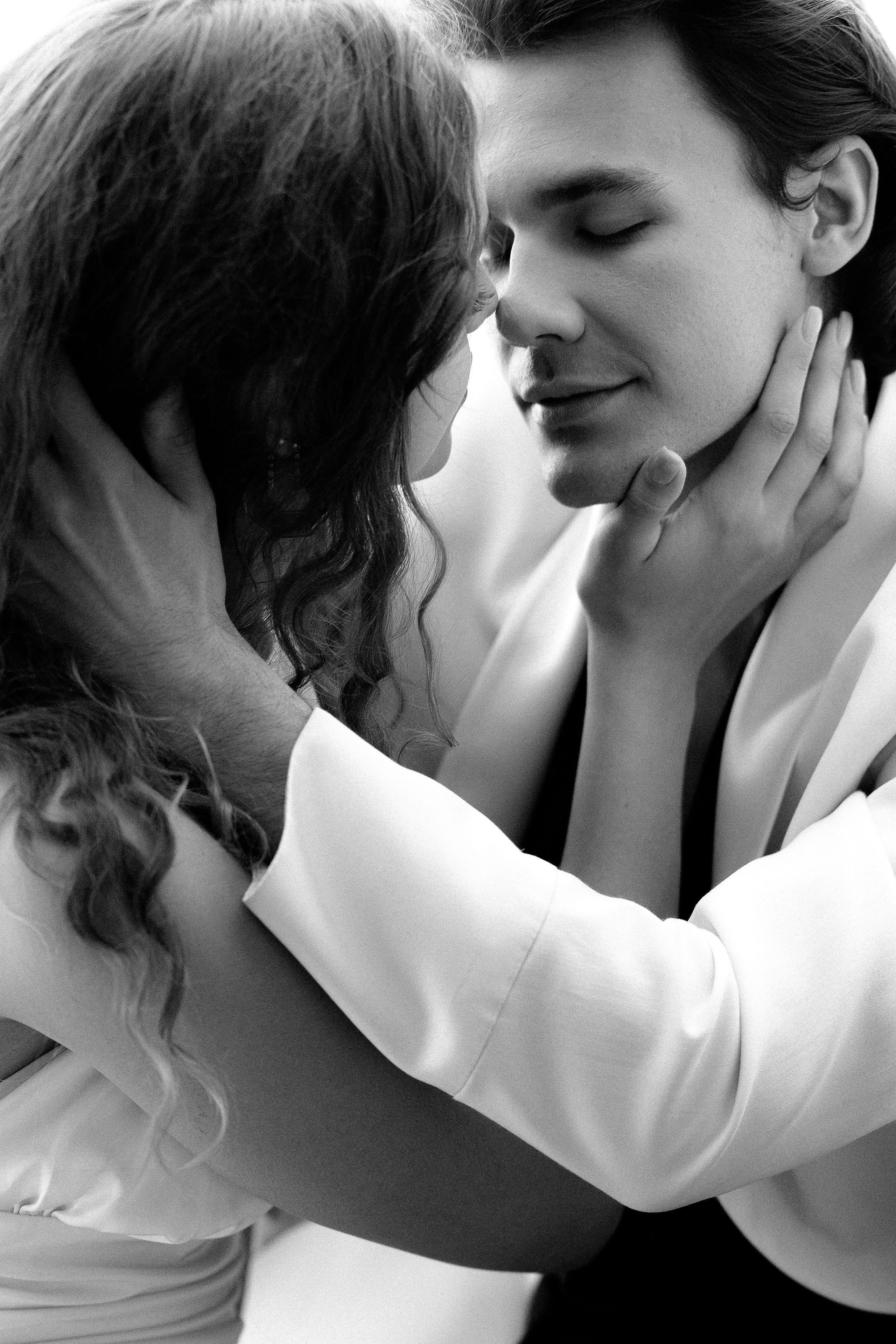 Свадебное утро в отеле Grand Memories и прогулка на катере по Неве. Свадебный фотограф Дмитрий Родионов — Санкт-Петербург и Ленинградская область