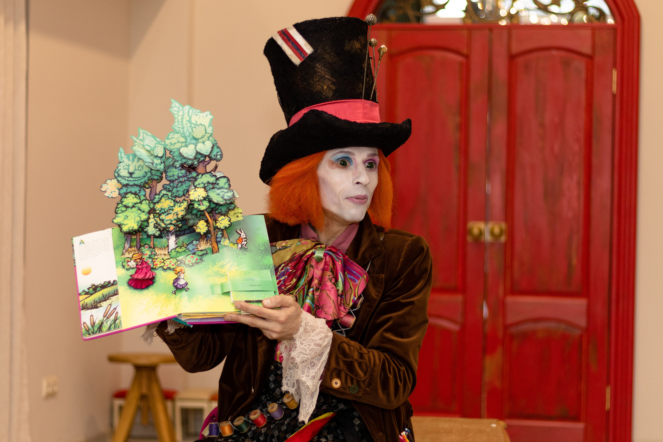 Шляпная магия: аниматор Шляпник и его фотограф сделают ваш праздник незабываемым!. Свадебный и репортажный фотограф Максим Вакс. Съемка любых мероприятий в Екатеринбурге