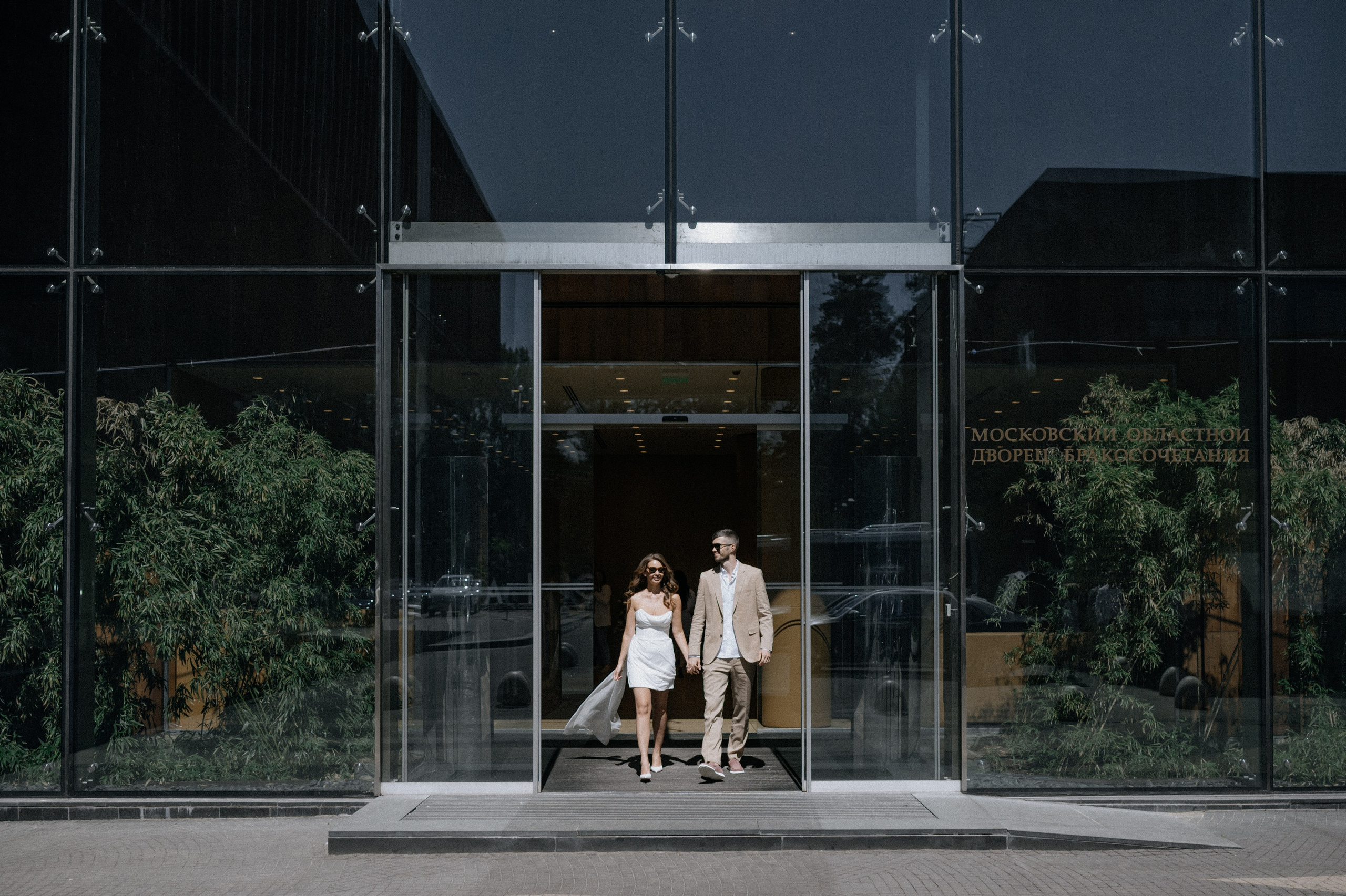 Молодожены после росписи в загсе Барвиха