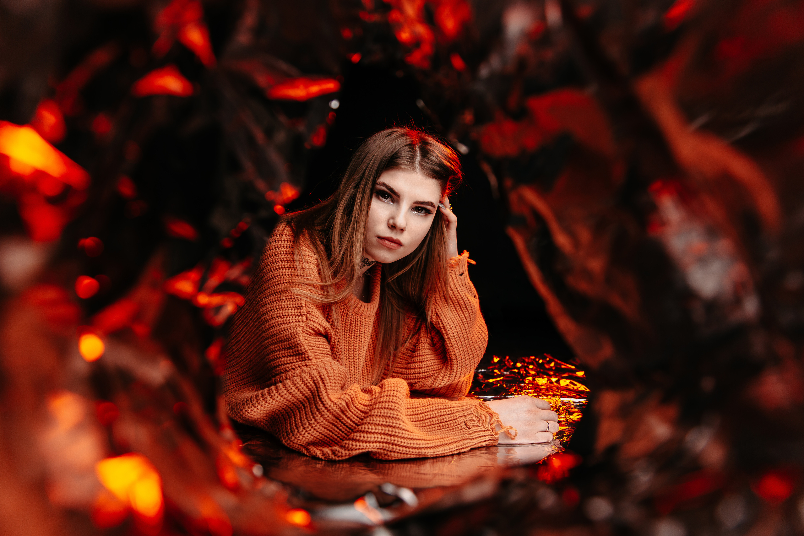 Портрет девушки снятый в студии, использовали всего несколько источников света.