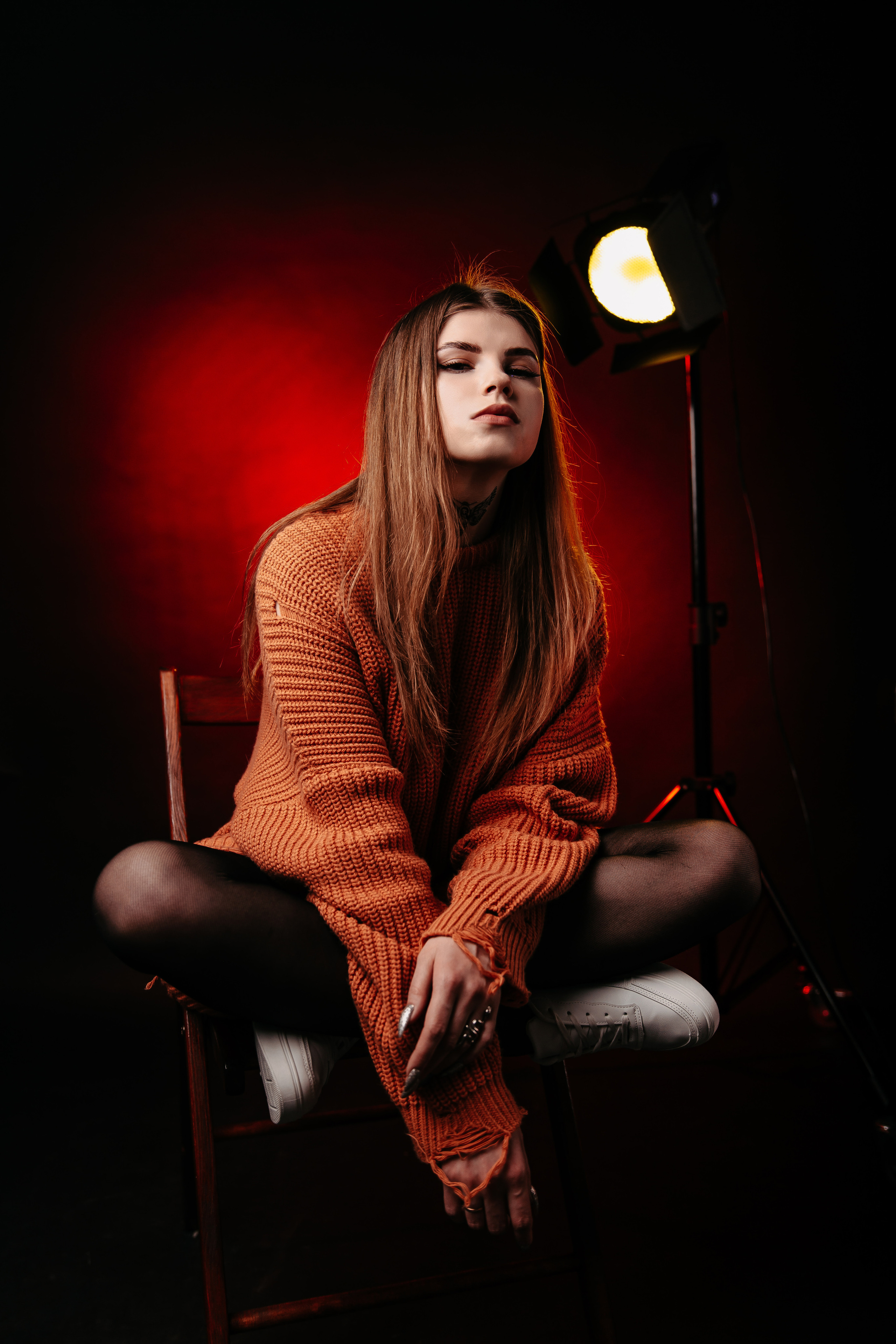 Студийная фотоссесия для девушки, работа с отражателем.