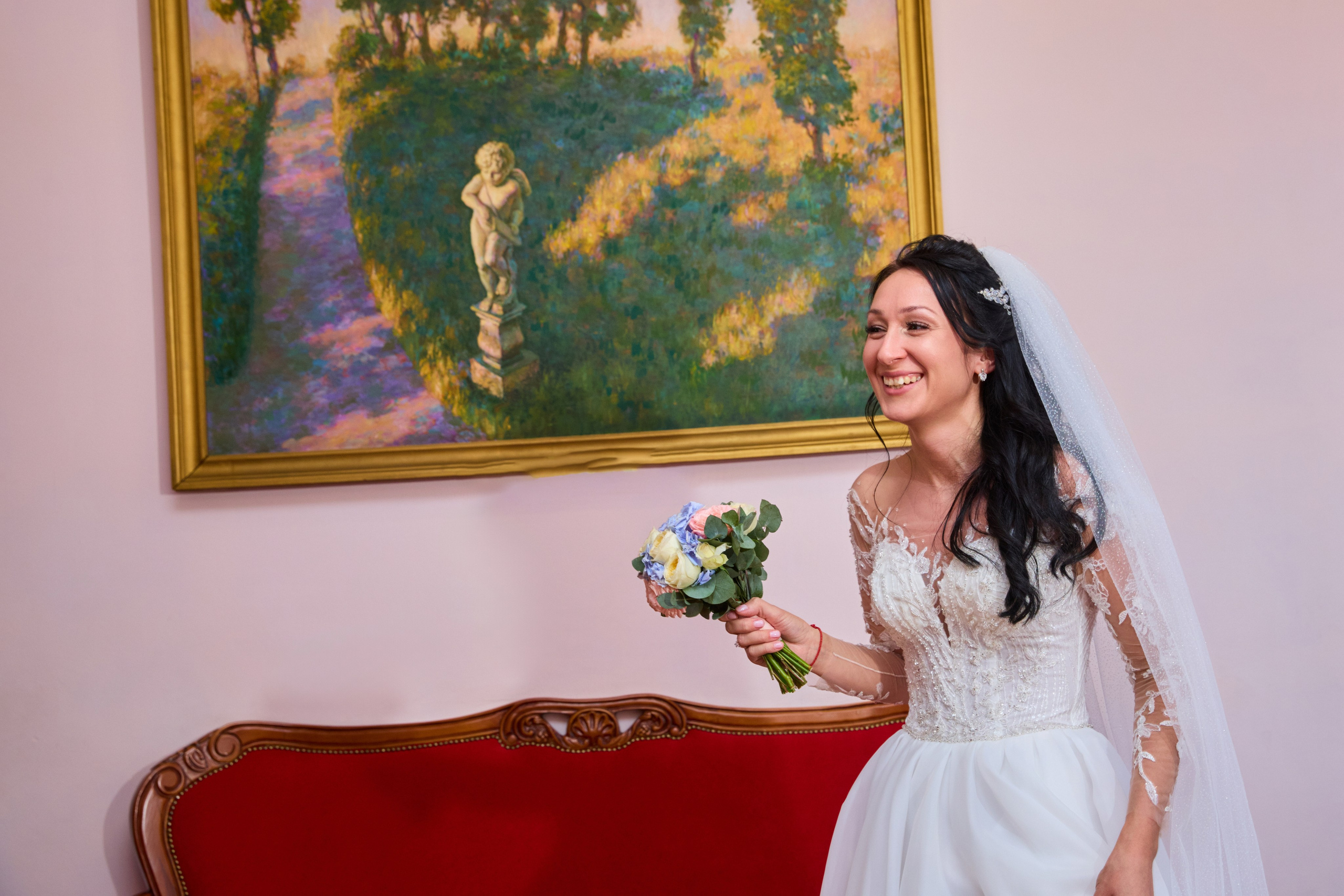 Невеста смеется на фоне картины