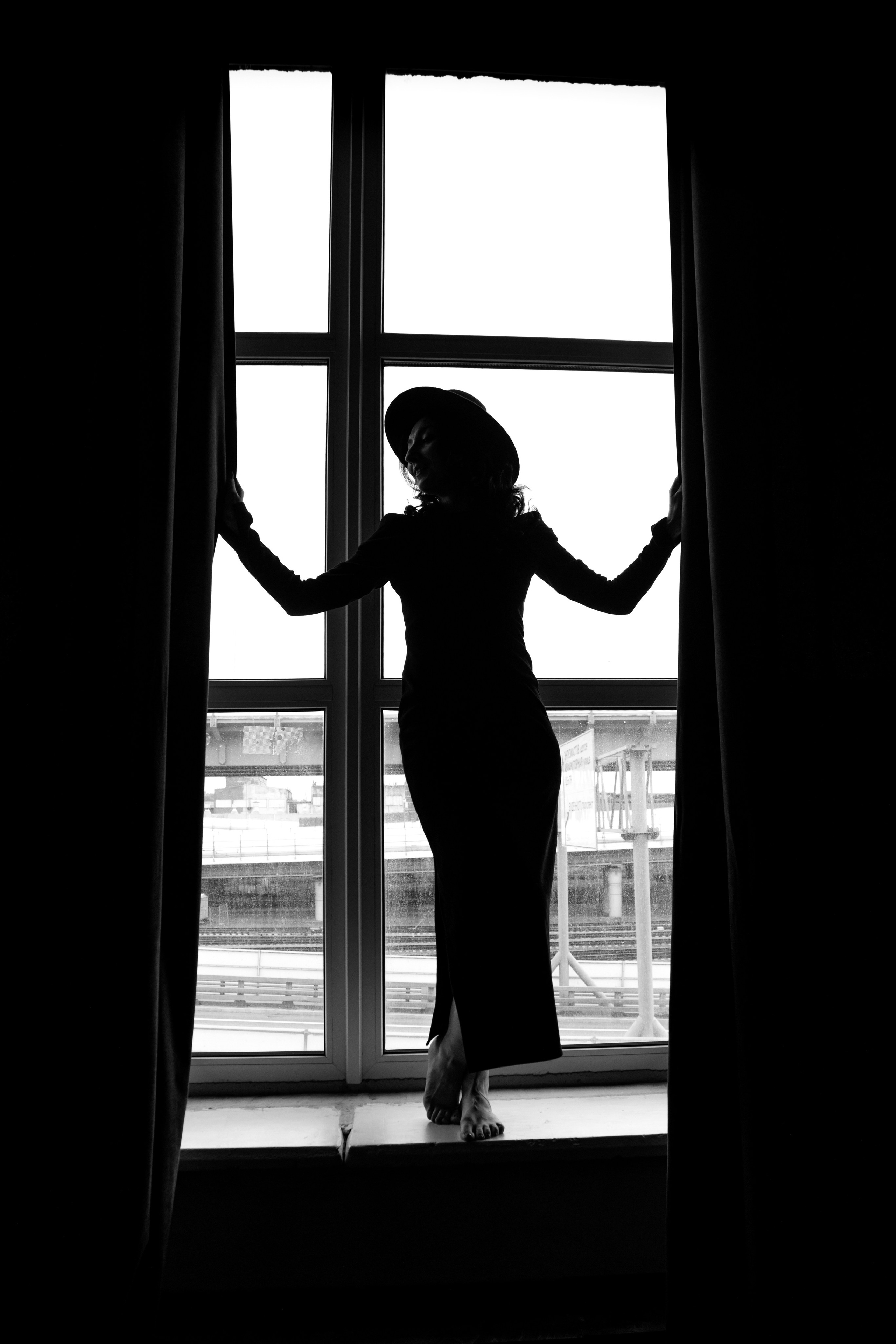 Фотосессия в студии фото. Фотограф в Москве. Фотосессия в платье в студии.