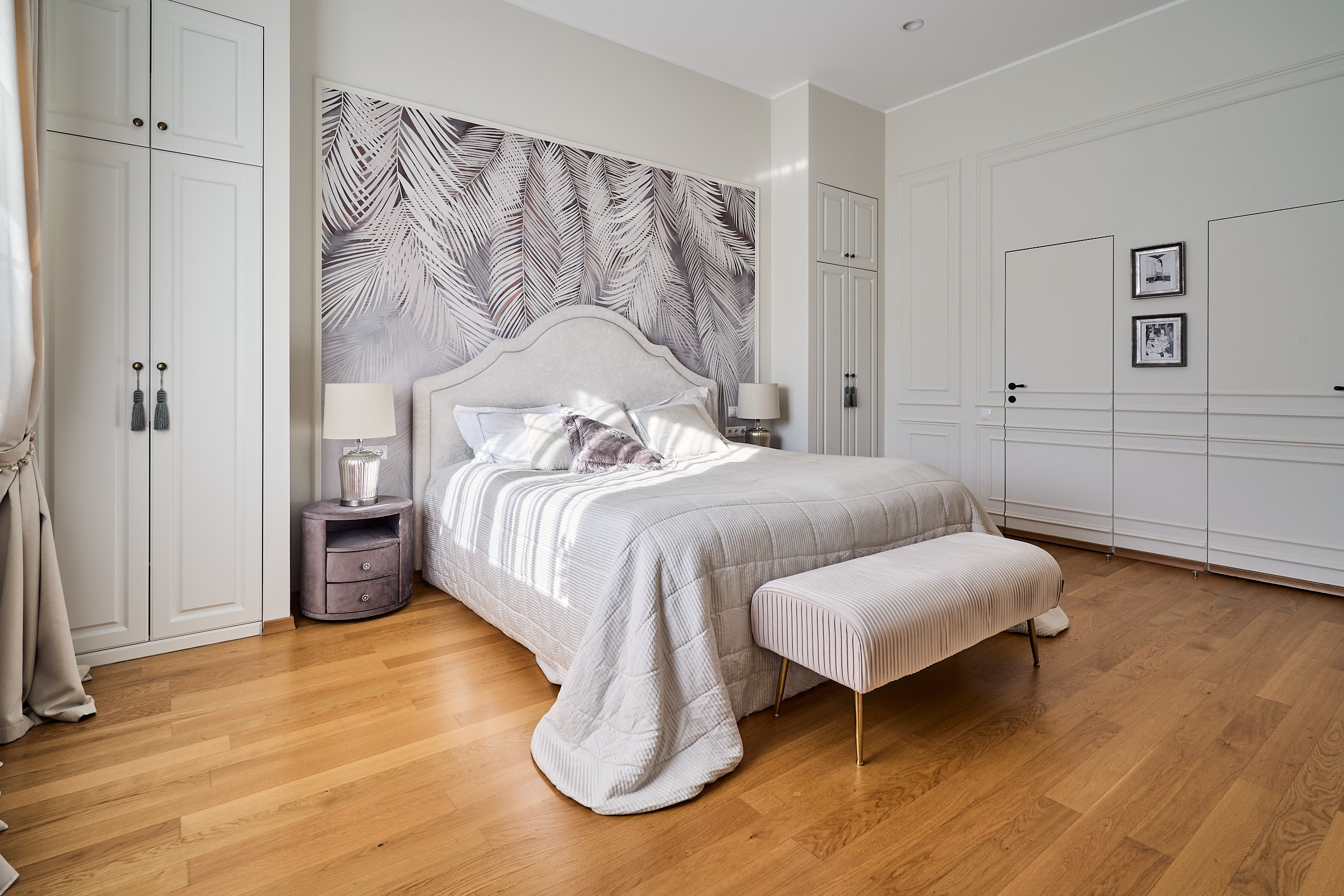 Фрагмент интерьерной фотосъемки с общим планом мастер-спальни, ракурс - от окна