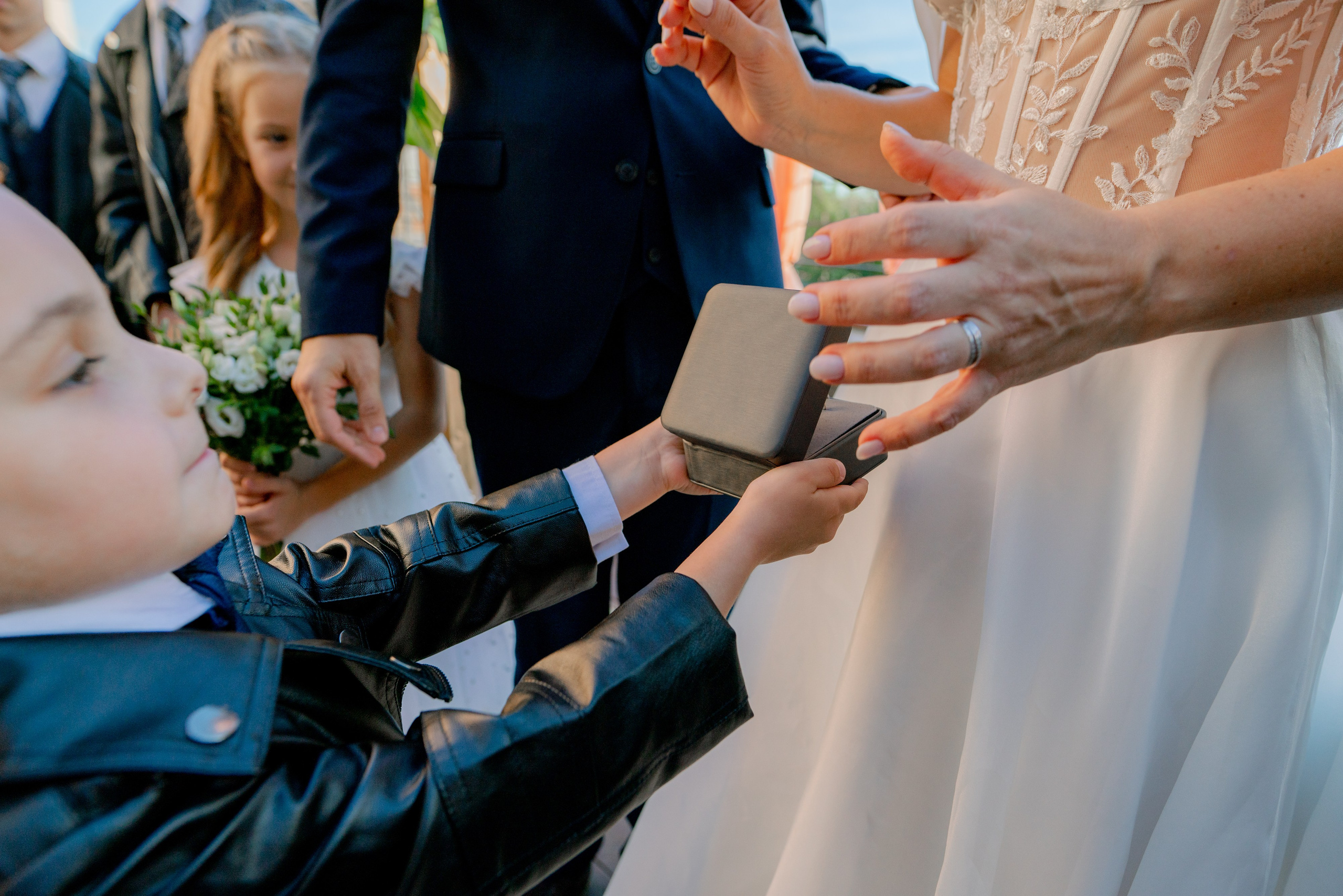 Ребенок подает коробочку с кольцом для жениха и невесты