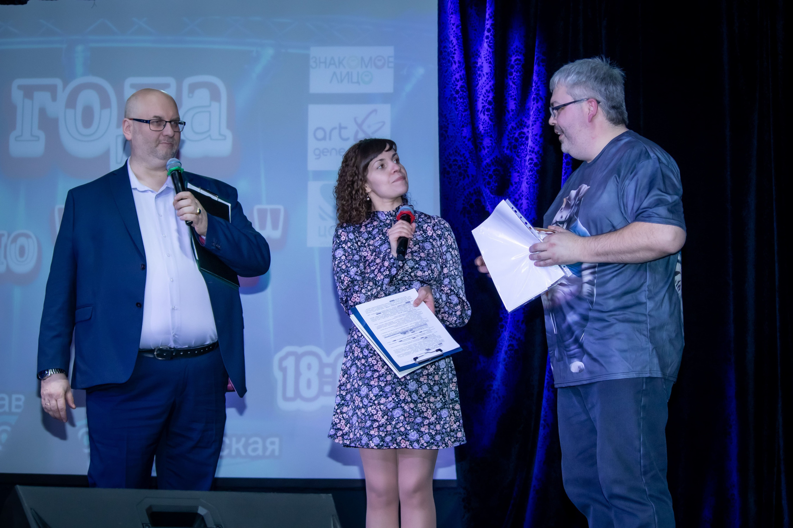 Вручение диплома на сцене концерта Радио «Птица», Москва — репортажный фотограф Карасёва Елена