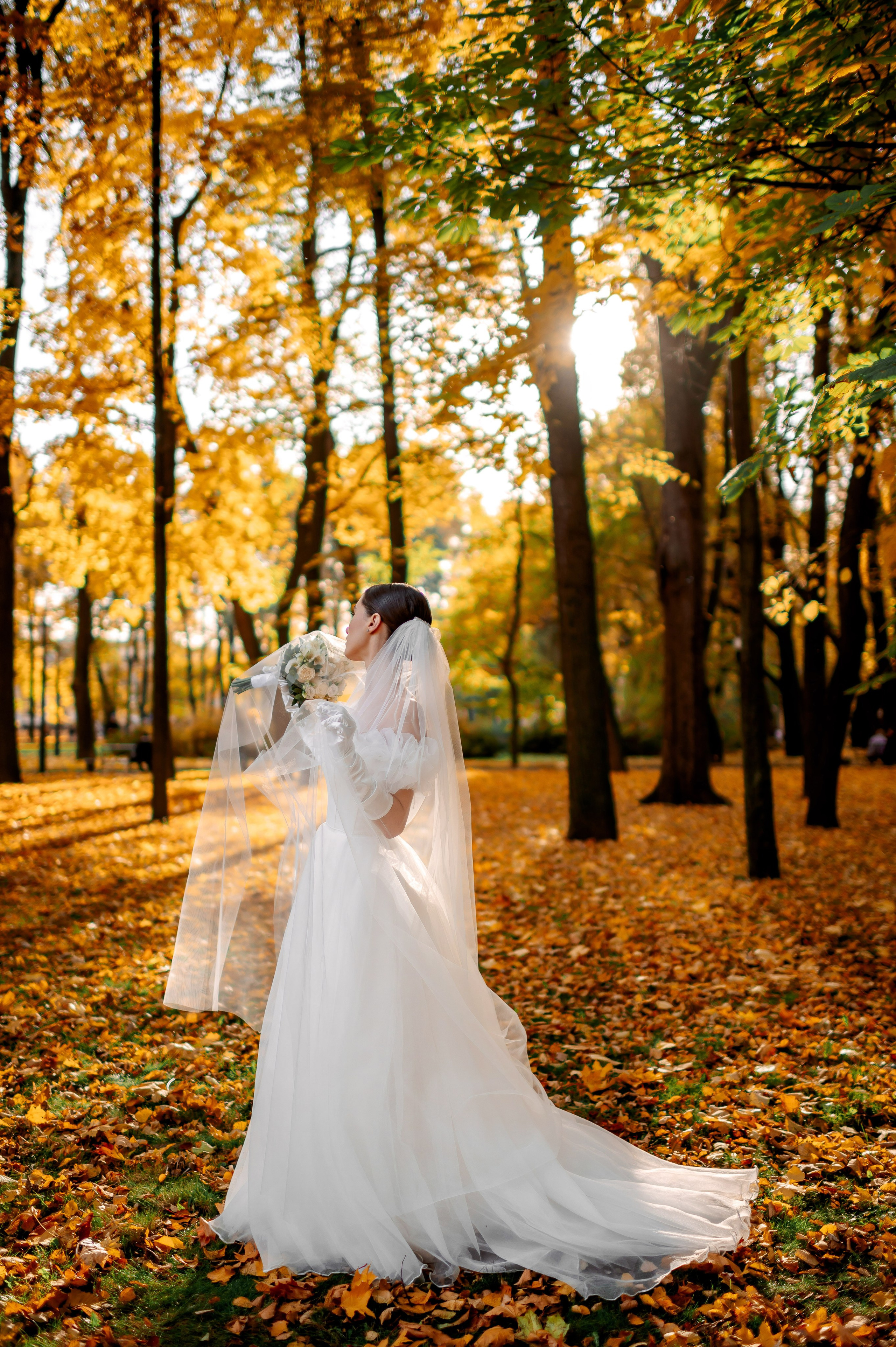 Осенняя великолепная свадебная прогулка жениха и невесты в октябре в Санкт-Петербурге в Михайловском парке и у Атлантов на Миллионной улице. Портретный, семейный и свадебный фотограф в Санкт-Петербурге и в Пушкине Ширяев Денис