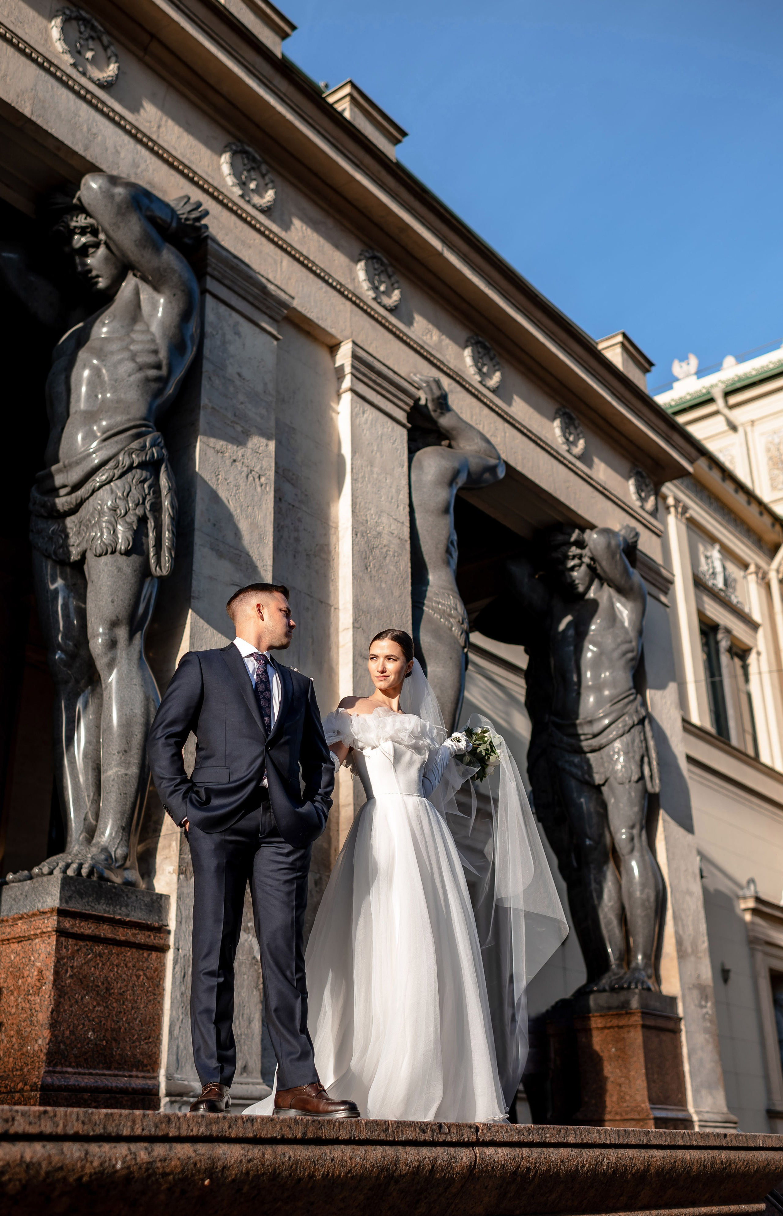 Осенняя великолепная свадебная прогулка жениха и невесты в октябре в Санкт-Петербурге в Михайловском парке и у Атлантов на Миллионной улице. Портретный, семейный и свадебный фотограф в Санкт-Петербурге и в Пушкине Ширяев Денис