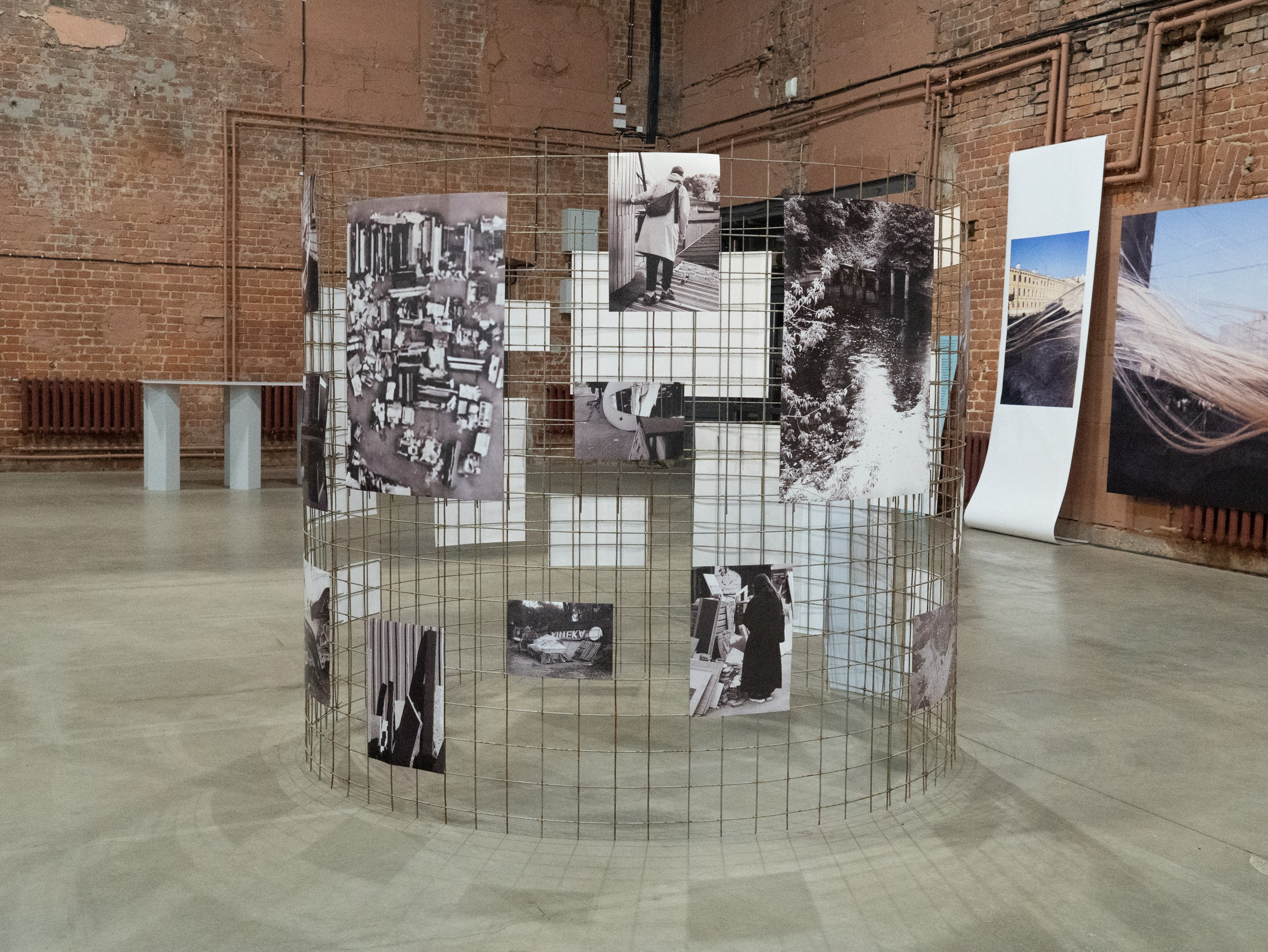 Инсталляция «Границы видимого» в рамках групповой выставки «Как встретиться с людьми?», Брусницын холл, 2025. Главная