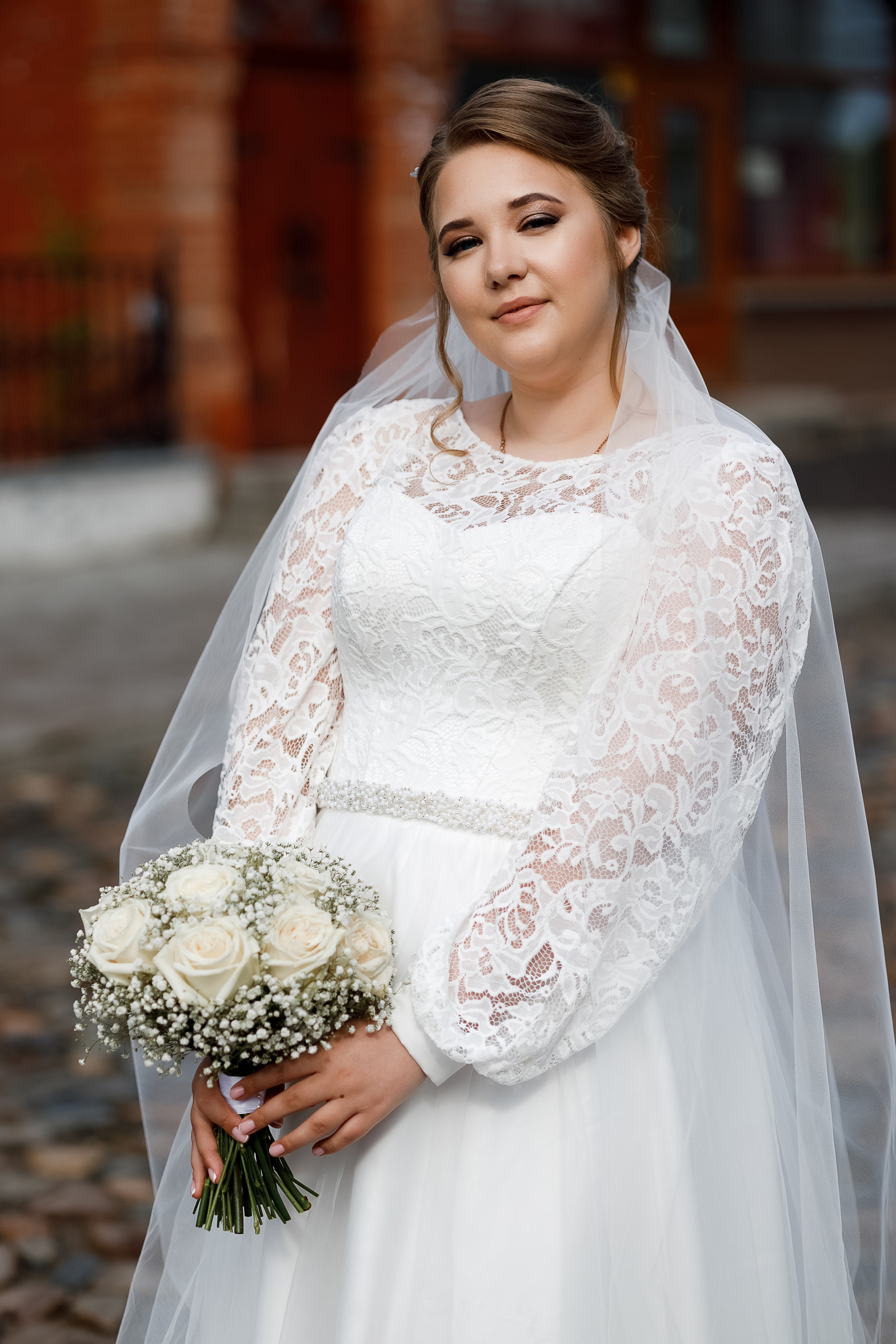 Совместные сборы жениха невесты в уютном номере гостиницы. Олег Сверчков | Свадебный фотограф Вологда