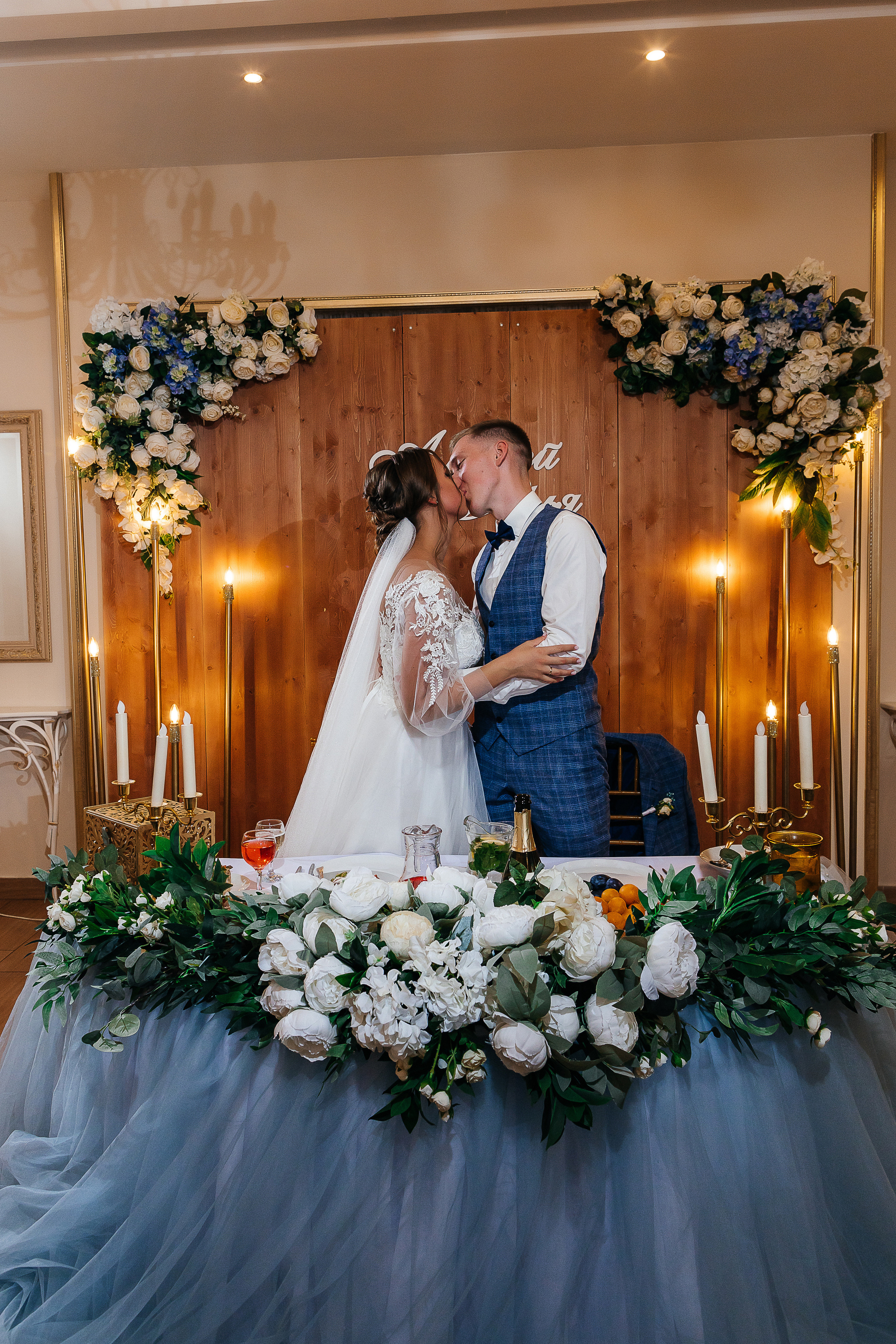 Выездная свадебная церемония у декоративного водоёма. Олег Сверчков | Свадебный фотограф Вологда