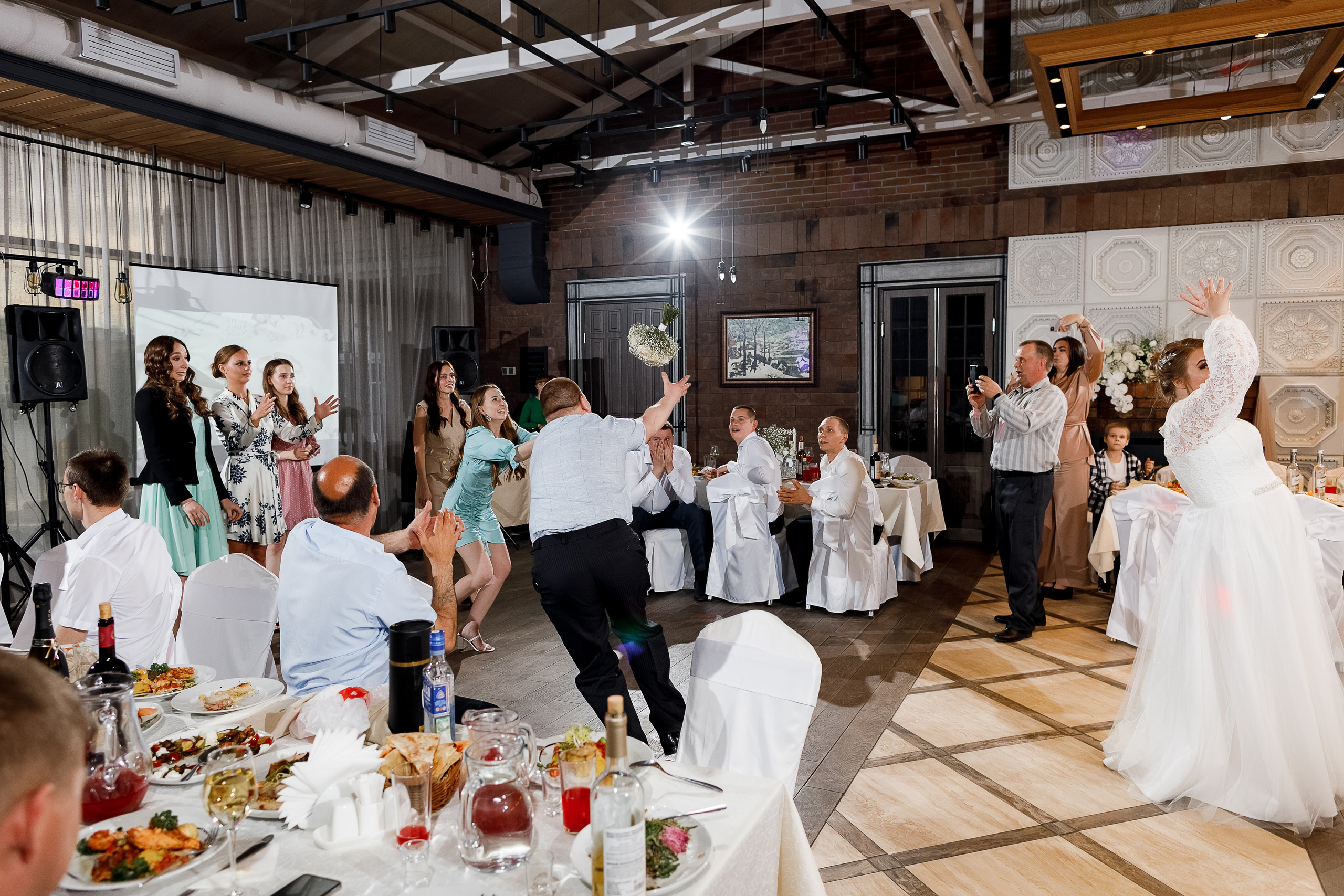 Совместные сборы жениха невесты в уютном номере гостиницы. Олег Сверчков | Свадебный фотограф Вологда