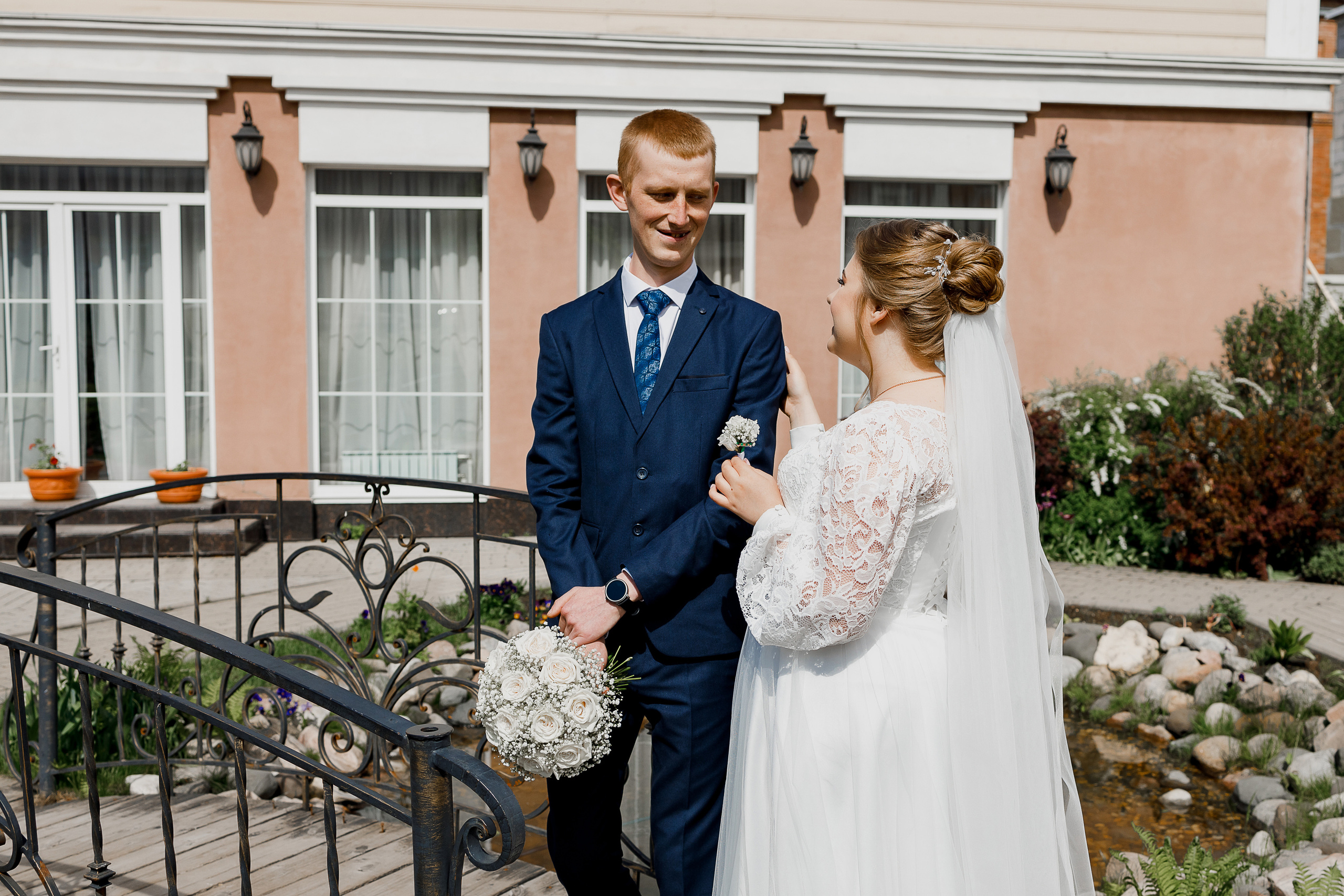 Совместные сборы жениха невесты в уютном номере гостиницы. Олег Сверчков | Свадебный фотограф Вологда