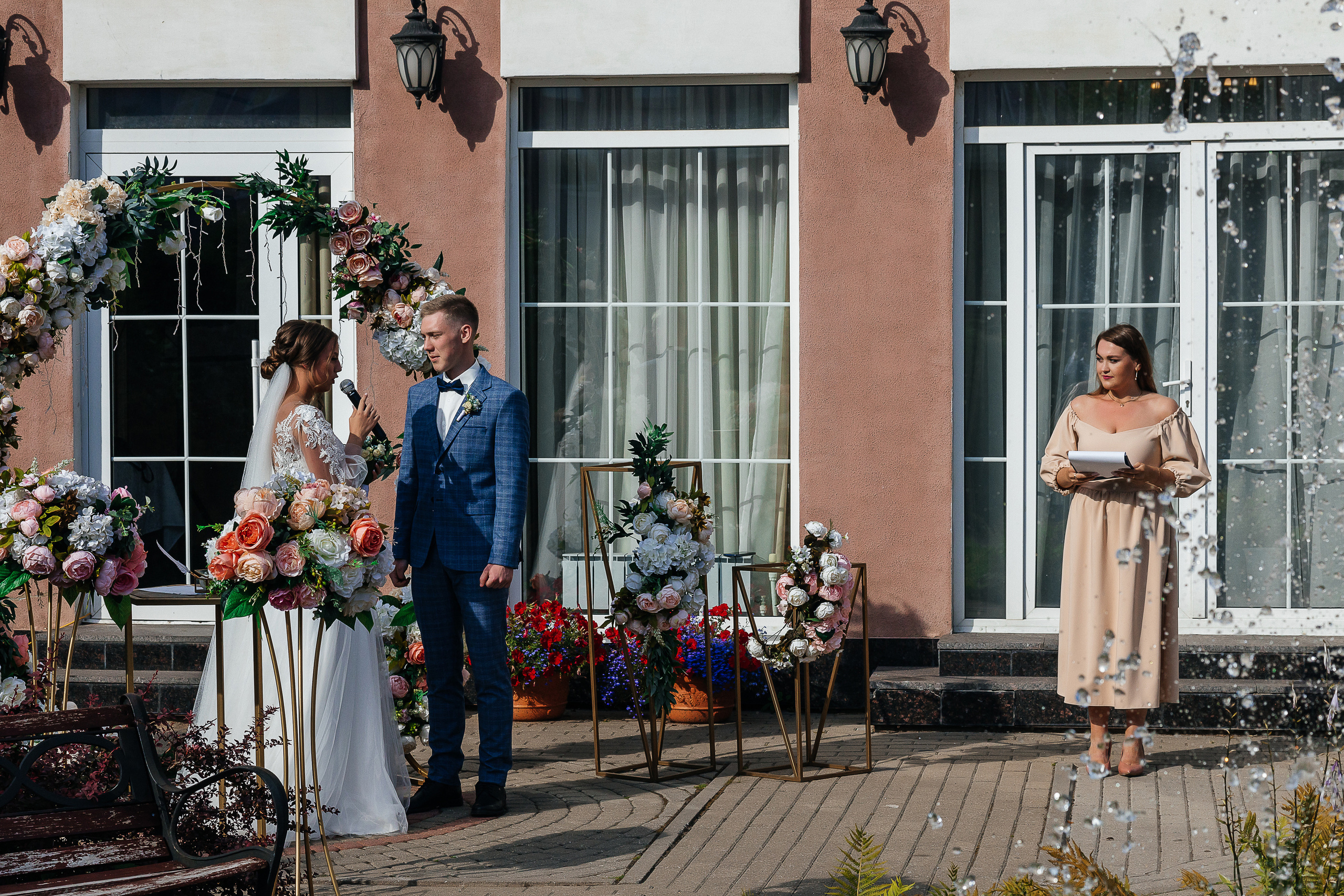 Выездная свадебная церемония у декоративного водоёма. Олег Сверчков | Свадебный фотограф Вологда