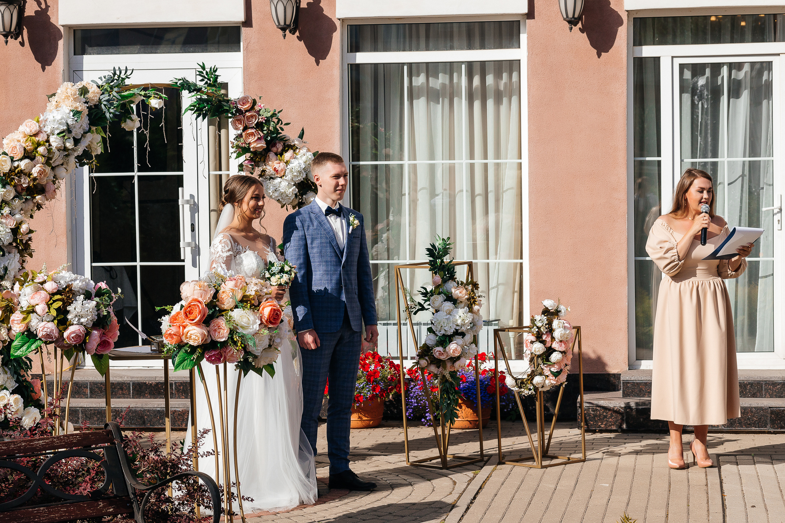 Выездная свадебная церемония у декоративного водоёма. Олег Сверчков | Свадебный фотограф Вологда