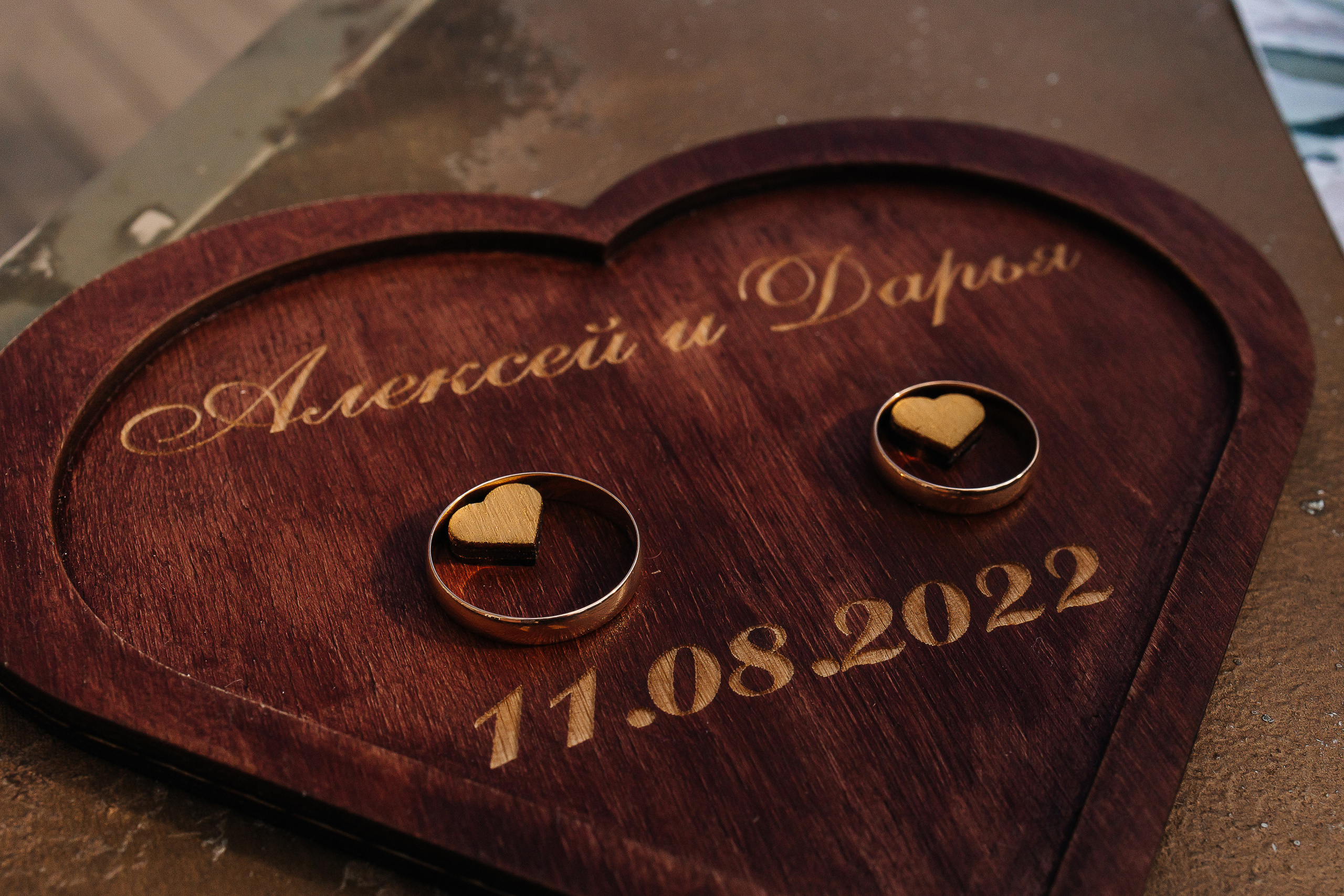 Выездная свадебная церемония у декоративного водоёма. Олег Сверчков | Свадебный фотограф Вологда