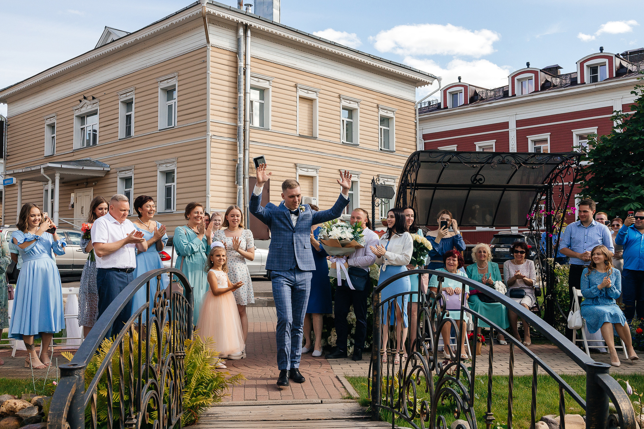 Выездная свадебная церемония у декоративного водоёма. Олег Сверчков | Свадебный фотограф Вологда