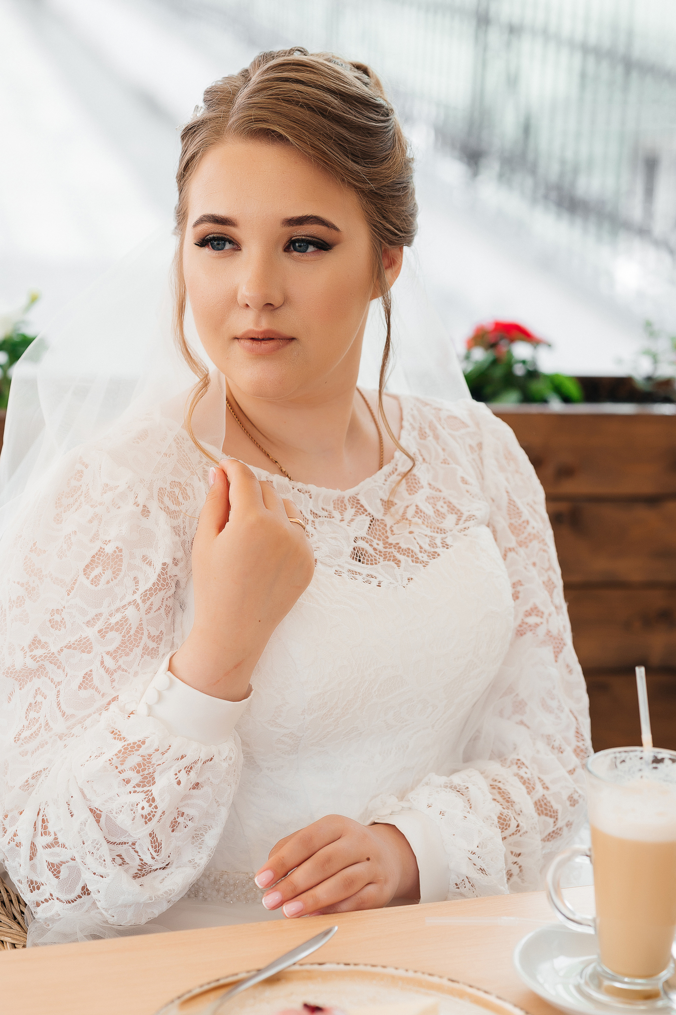 Совместные сборы жениха невесты в уютном номере гостиницы. Олег Сверчков | Свадебный фотограф Вологда