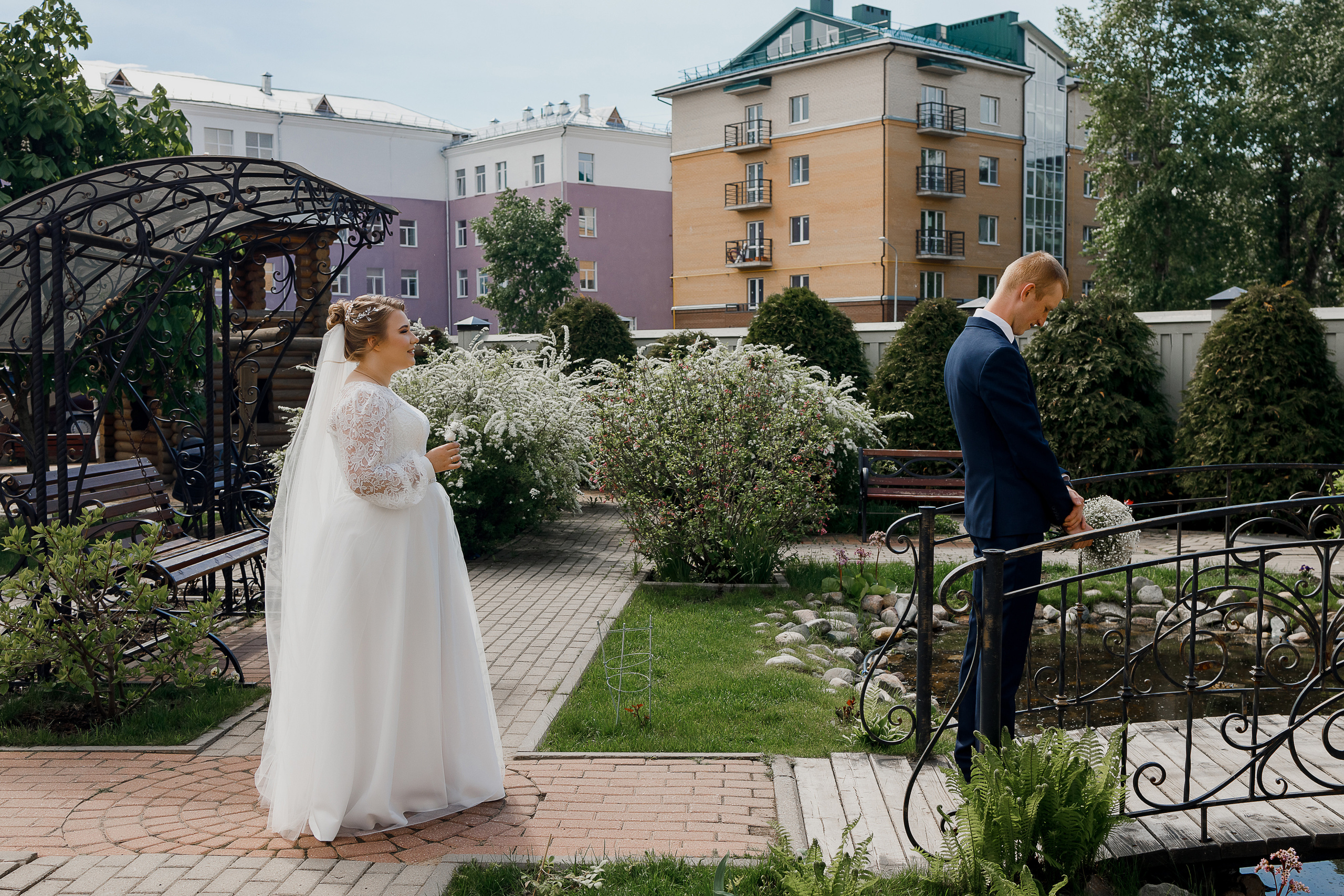 Совместные сборы жениха невесты в уютном номере гостиницы. Олег Сверчков | Свадебный фотограф Вологда