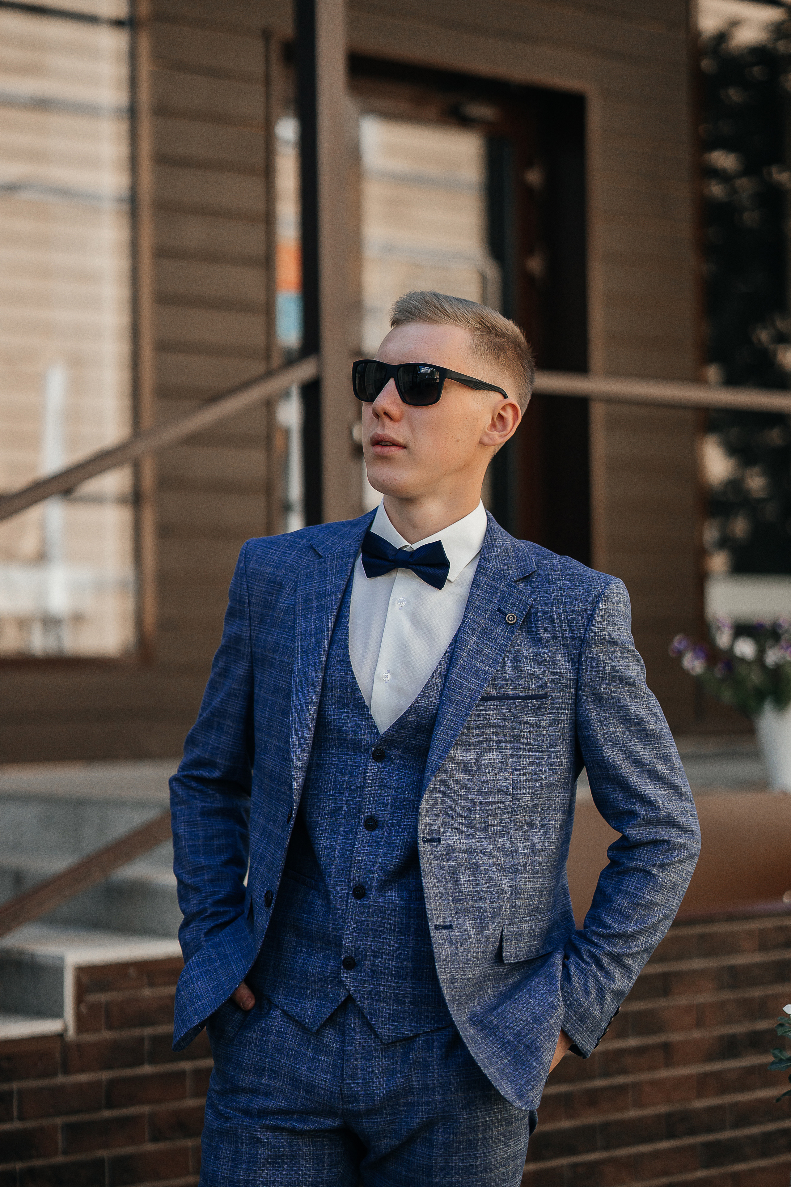 Выездная свадебная церемония у декоративного водоёма. Олег Сверчков | Свадебный фотограф Вологда