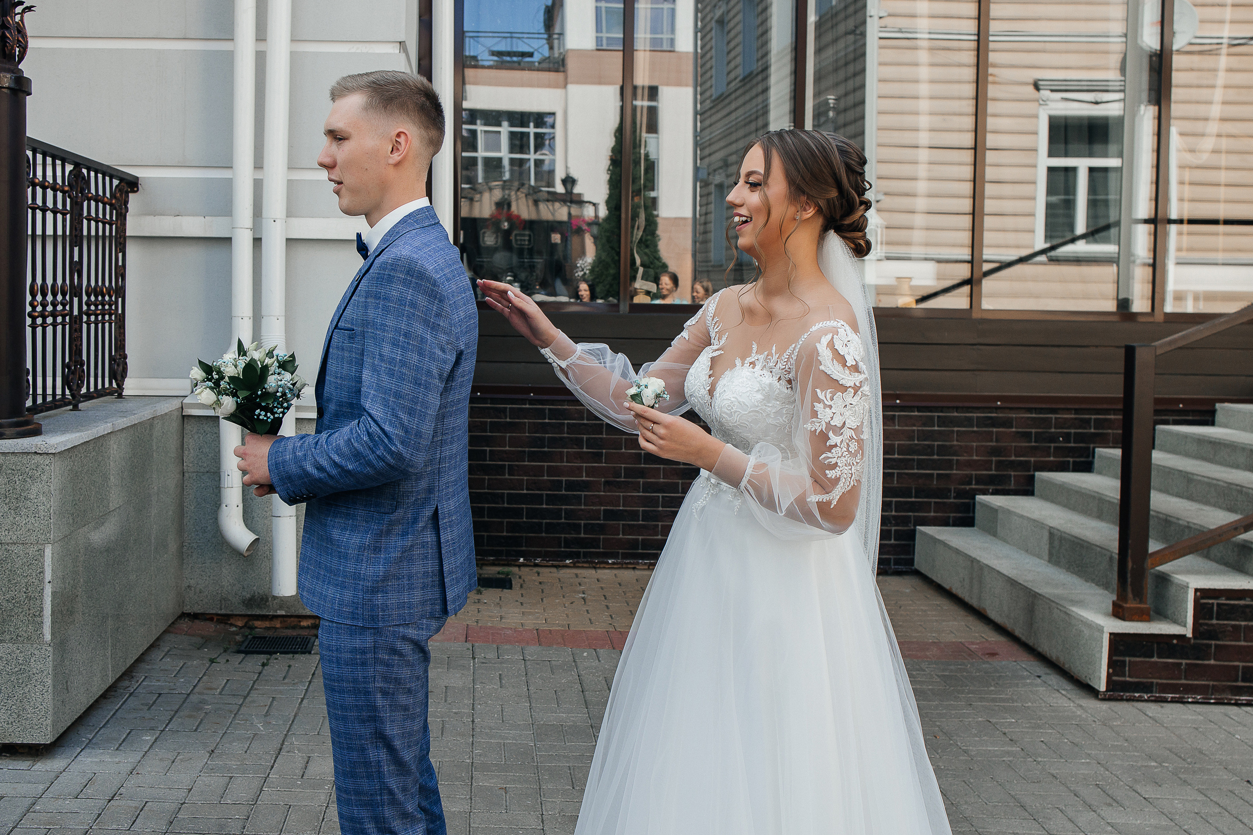 Выездная свадебная церемония у декоративного водоёма. Олег Сверчков | Свадебный фотограф Вологда