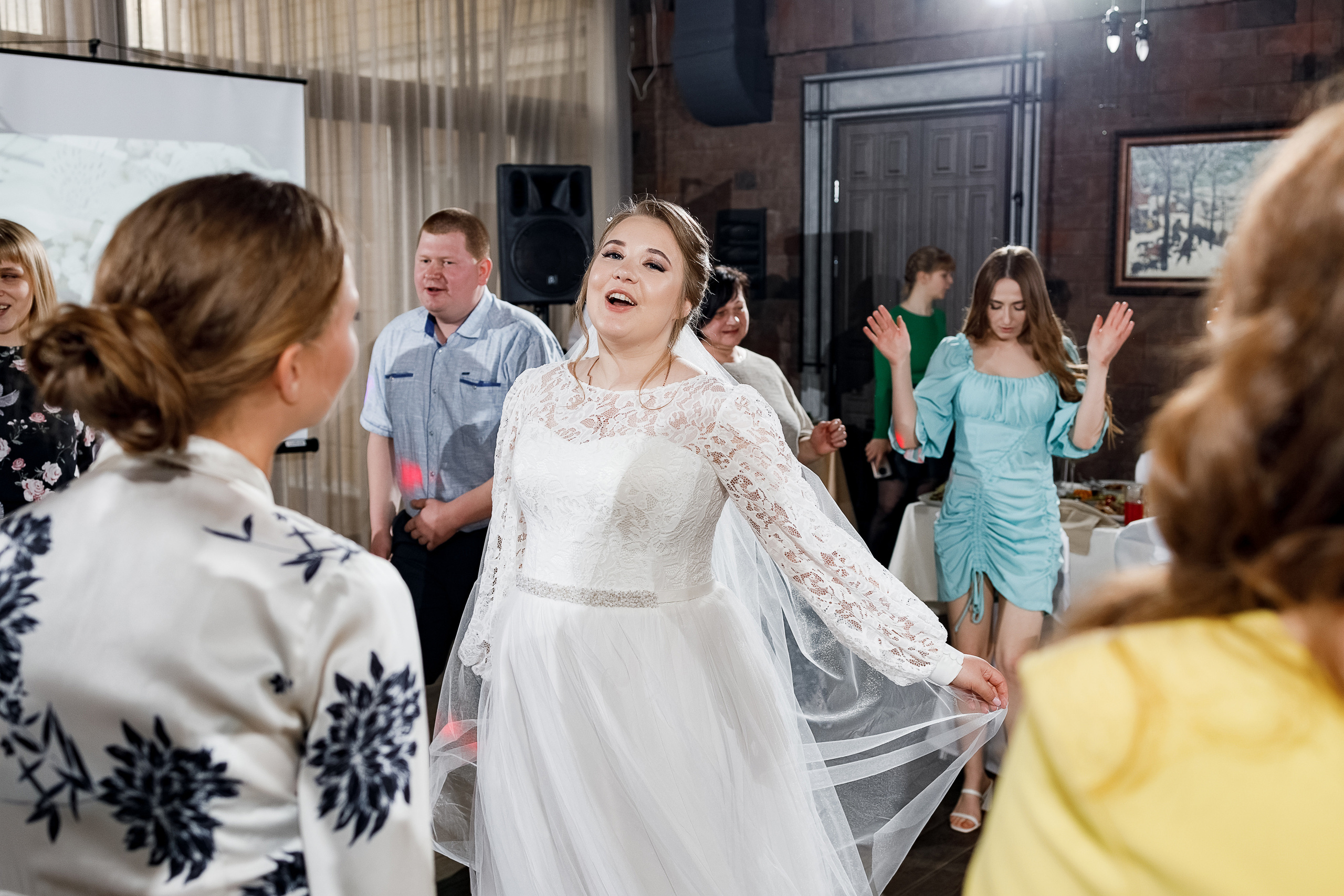 Совместные сборы жениха невесты в уютном номере гостиницы. Олег Сверчков | Свадебный фотограф Вологда