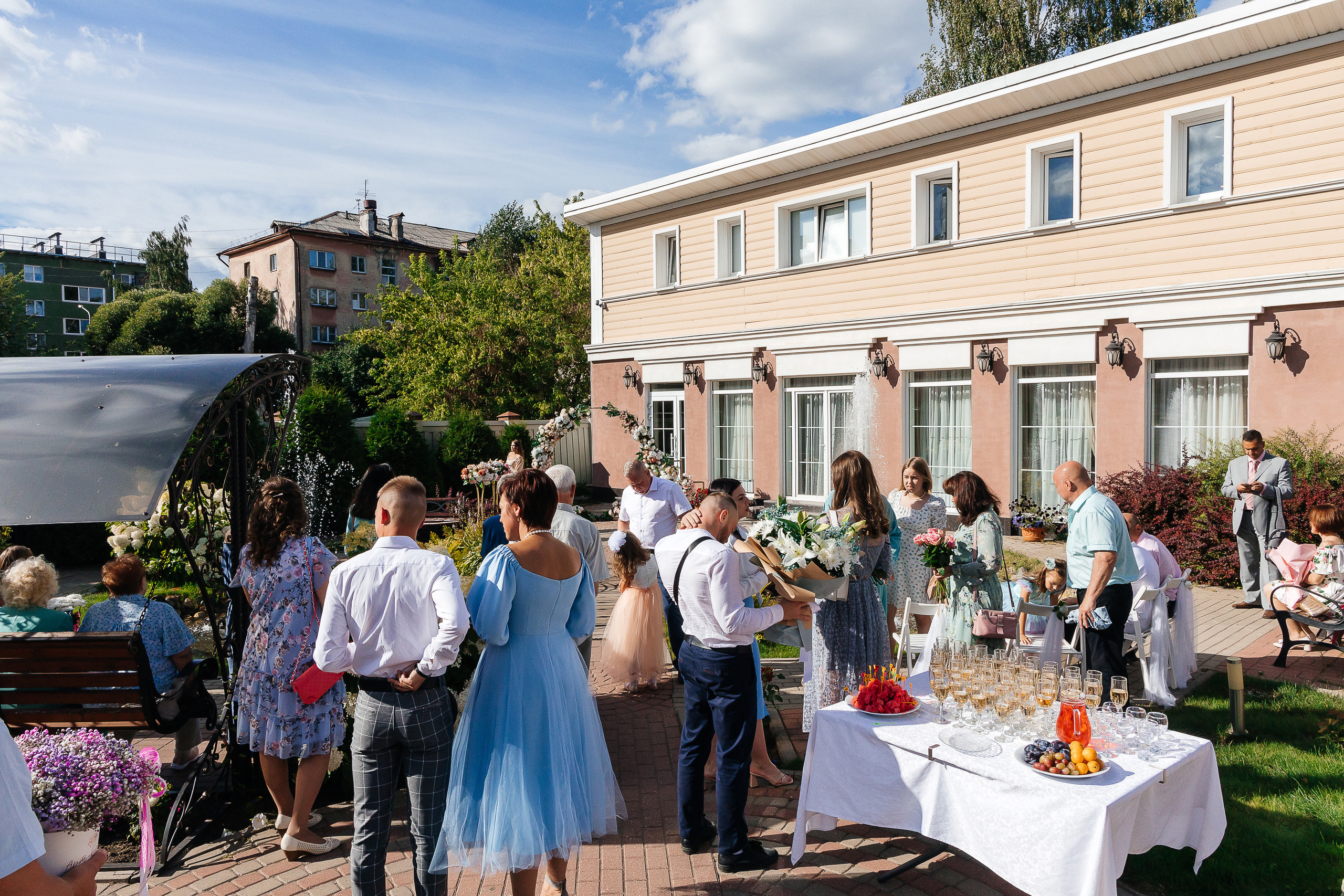 Выездная свадебная церемония у декоративного водоёма. Олег Сверчков | Свадебный фотограф Вологда