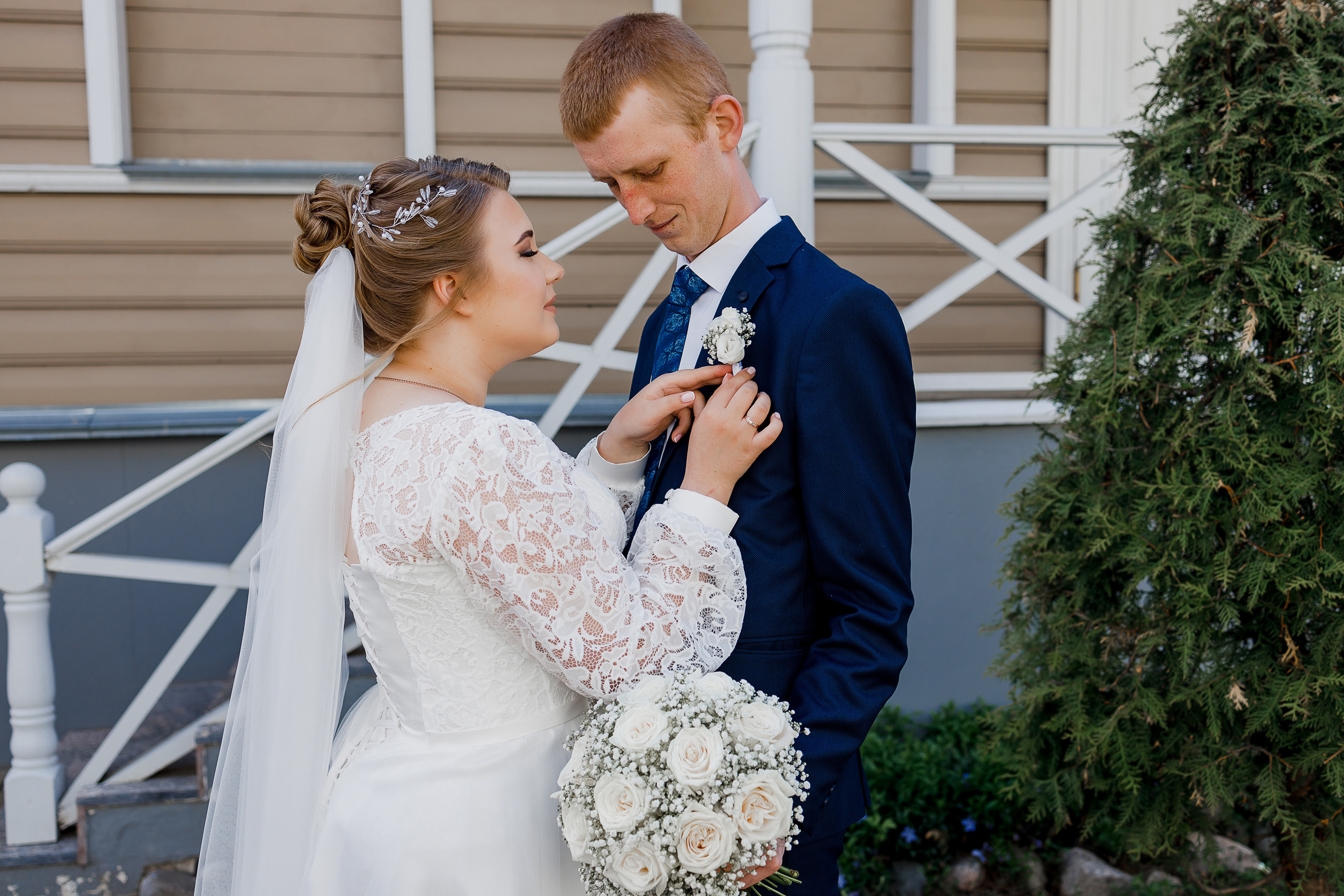 Совместные сборы жениха невесты в уютном номере гостиницы. Олег Сверчков | Свадебный фотограф Вологда