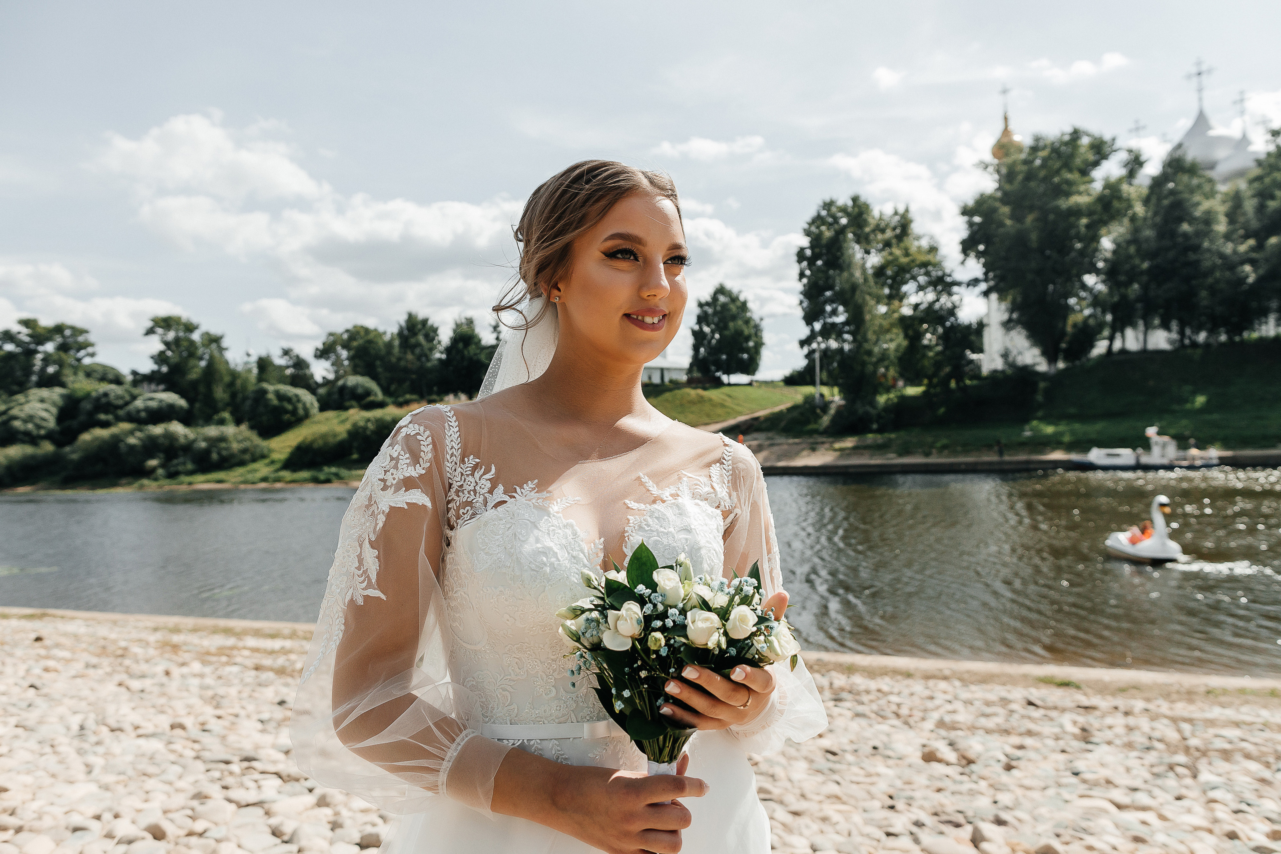 Выездная свадебная церемония у декоративного водоёма. Олег Сверчков | Свадебный фотограф Вологда