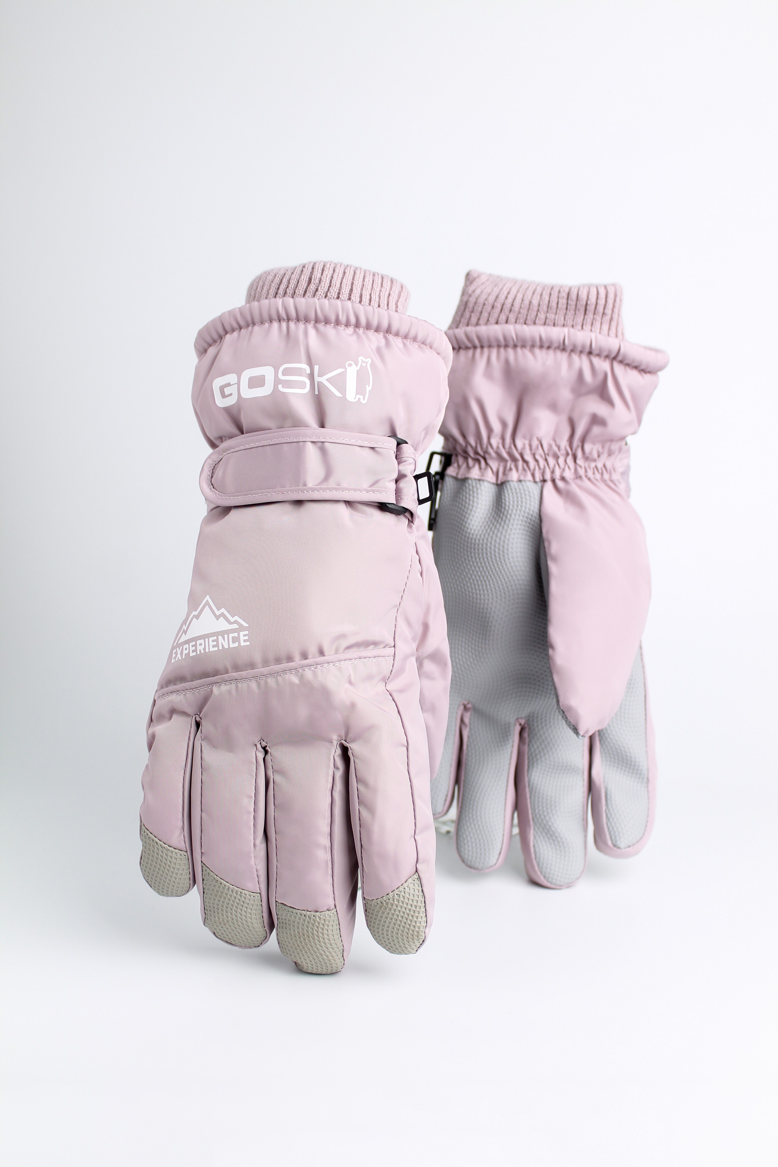 горнолыжные перчатки сиреневого цвета стоят на столе
