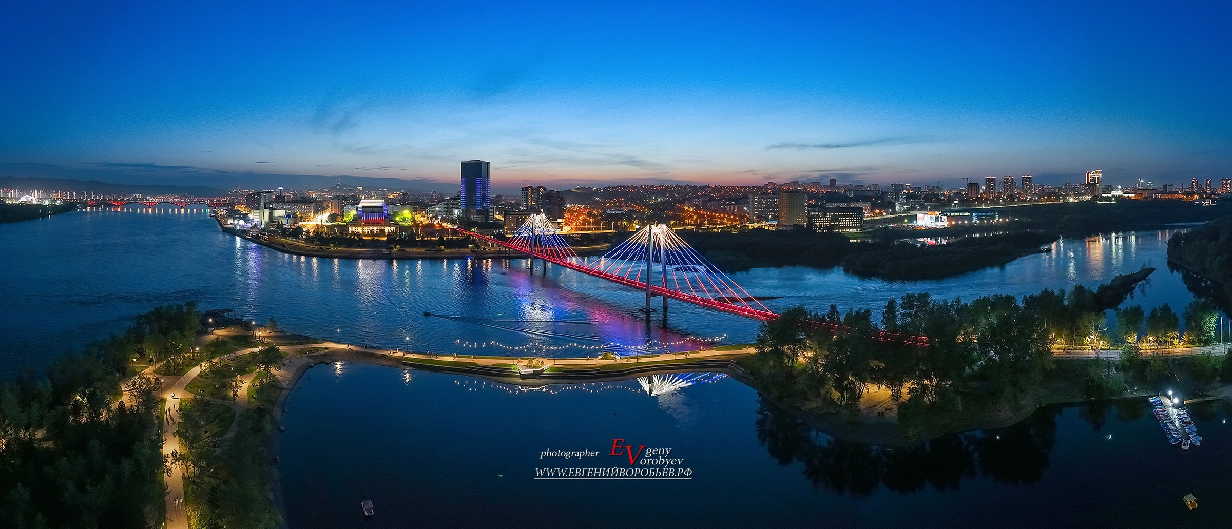 вечерний город Красноярск индивидуальный тур экскурсии фото интересные места что посмотреть куда сходить что посетить достопримечательности Красноярска фототур фотосессия аренда кабриолета аренда микроавтобуса трансфер цена заказать экскурсию программа маршрут Речной вокзал смотровые площадки видовые красивые места Национальный парк заповедник Столбы Дивногорск Красноярская ГЭС путешествие туристический маршрут место силы Часовня Параскевы Пятницы Коммунальный мост остров Татышев Бобровый лог Николаевская сопка набережная Енисея село Овсянка музей Астафьева Караульная гора Виноградовский мост гид экскурсовод индивидуальная экскурсия фотосъемка виды на Енисей фанпарк Бобровый лог парк флоры и фауны Роев ручей Торгашинский хребет скала Такмак вантовый мост куда сходить цены расписание заказать онлайн экскурсионное обслуживание трансфер на комфортабельном автобусе