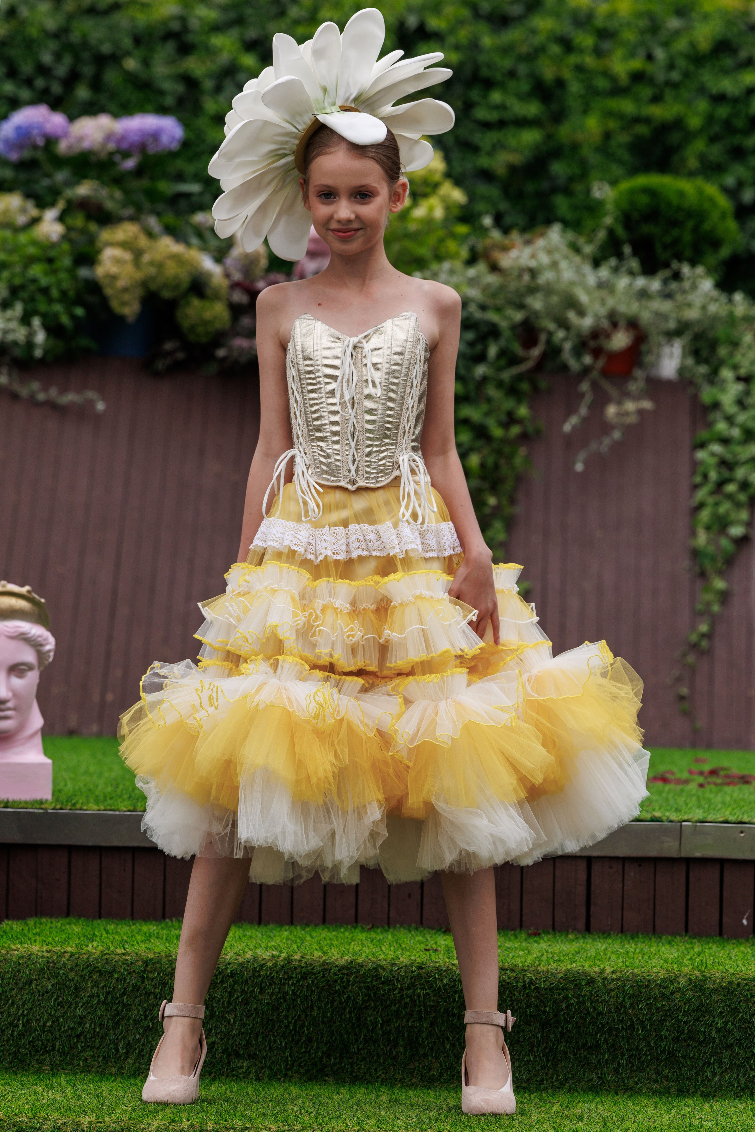 Модель на подиуме - цветочек