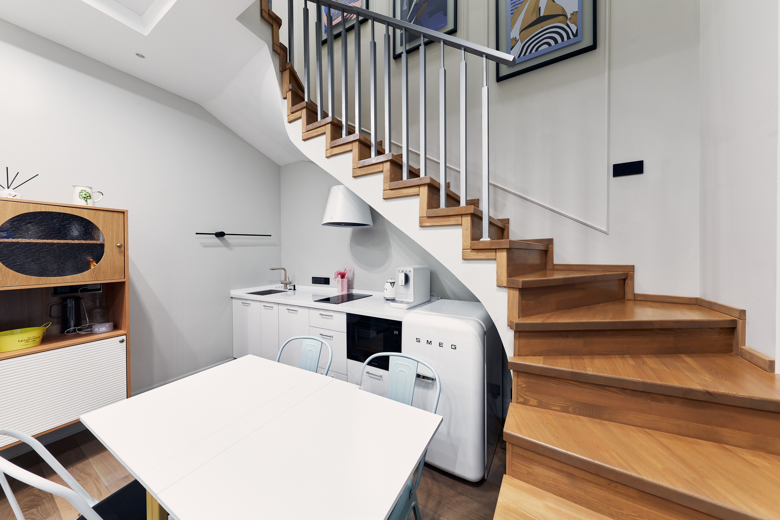 Интерьерная фотография красивых двухуровневых апартаментов в Москве