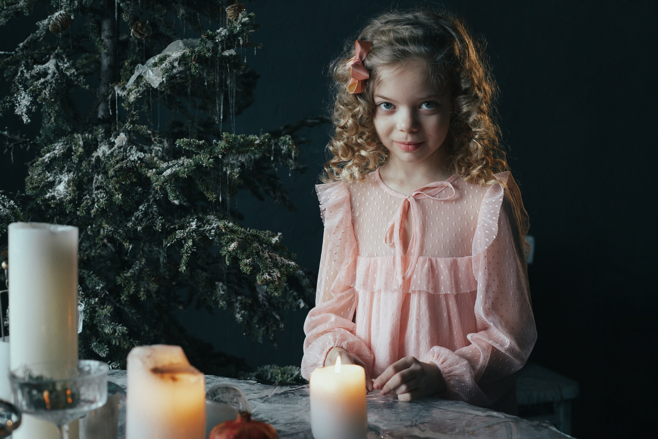 Ксюша в новогоднем зале. Фотограф в Новосибирске Краснова Евгения