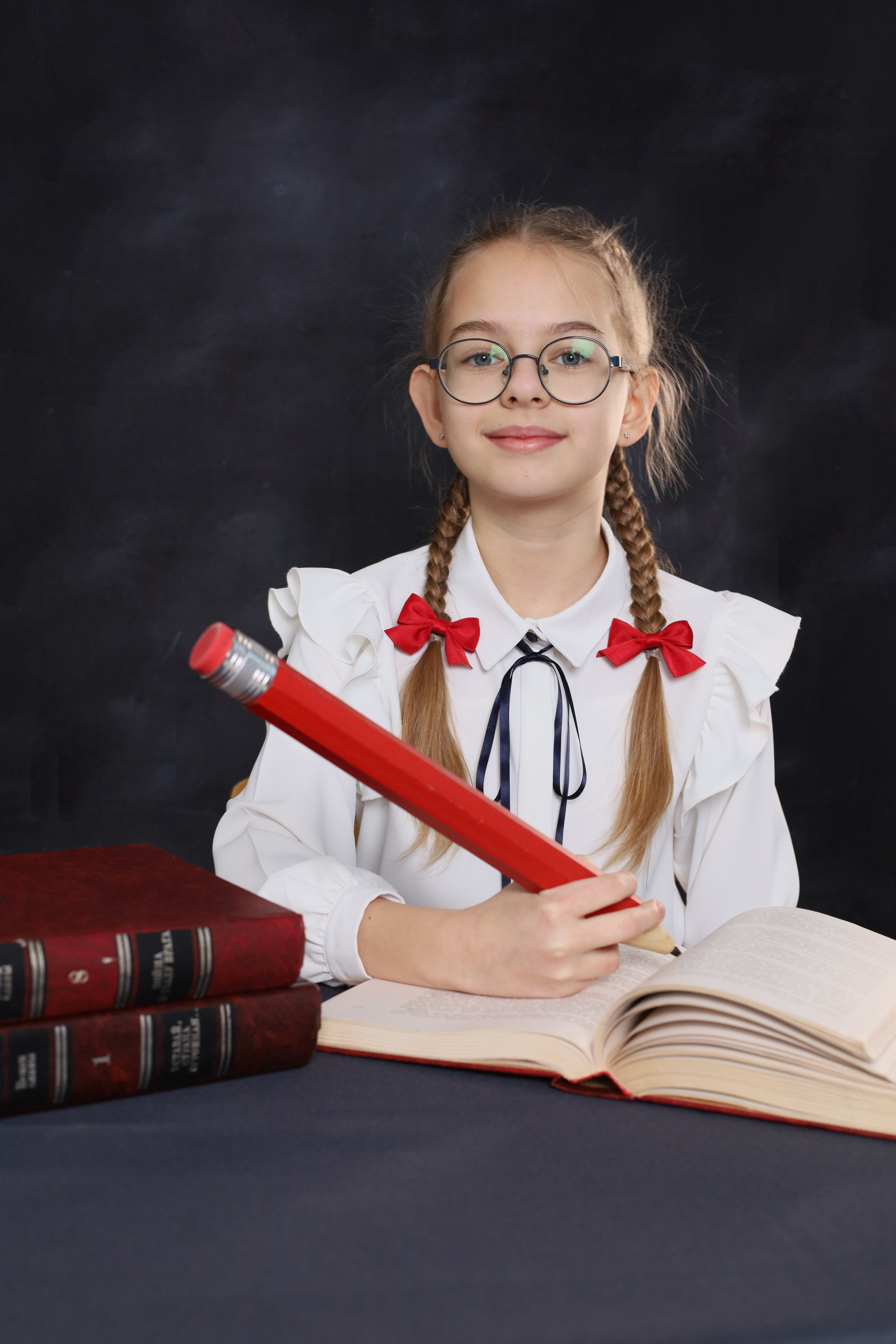 4 класс на темном фоне тоже можно и даже нужно. Выпускные альбомы в Таганроге и Ростовской Области