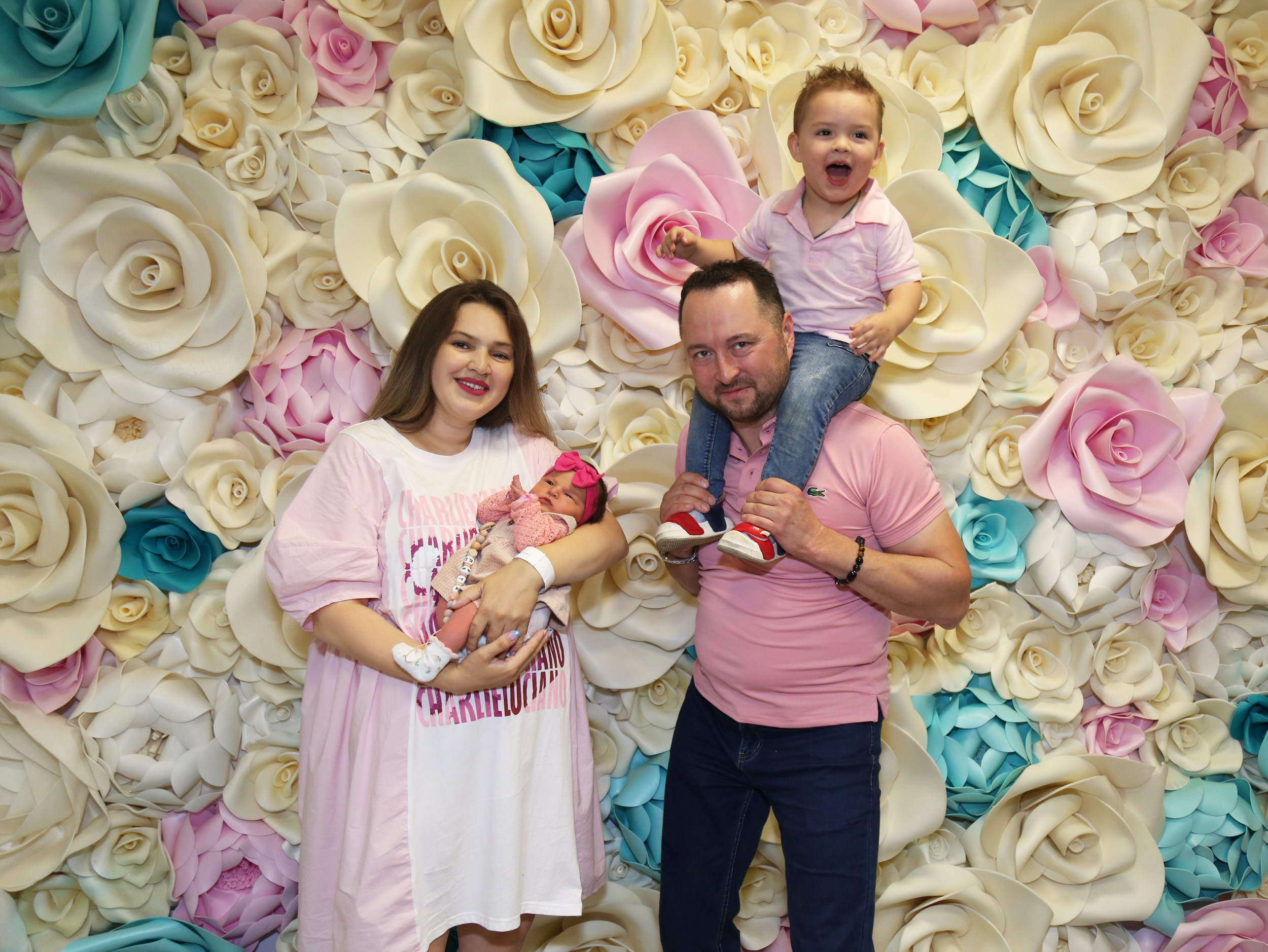 Выписка из роддома в Москве на Щукинской для Рамзии и Эдуарда. Фотосессия в студии в Москве от профессионального фотографа услуги по доступным ценам